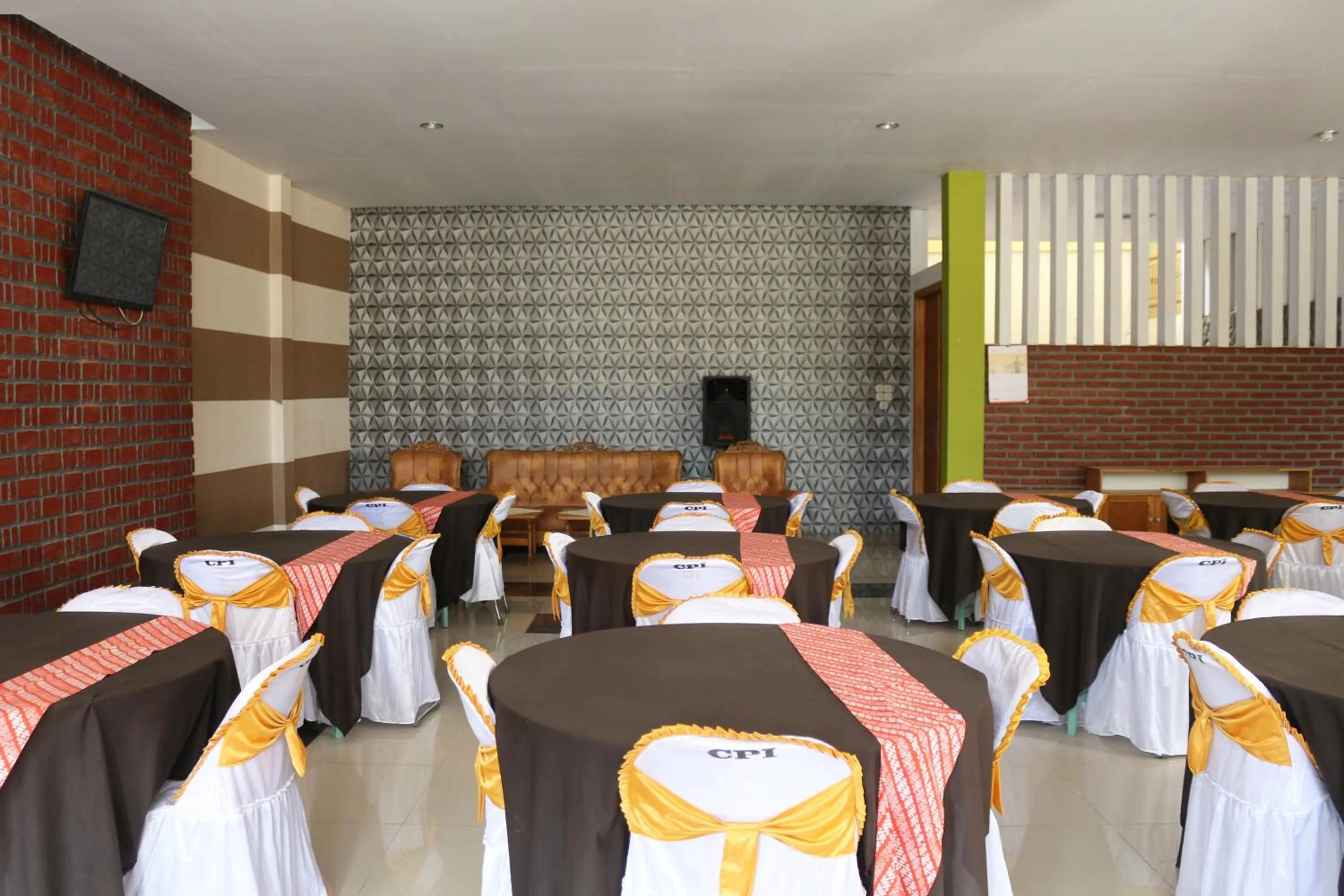 Restaurant/places to eat in OYO 1722 Villa Ciparay Indah Syariah