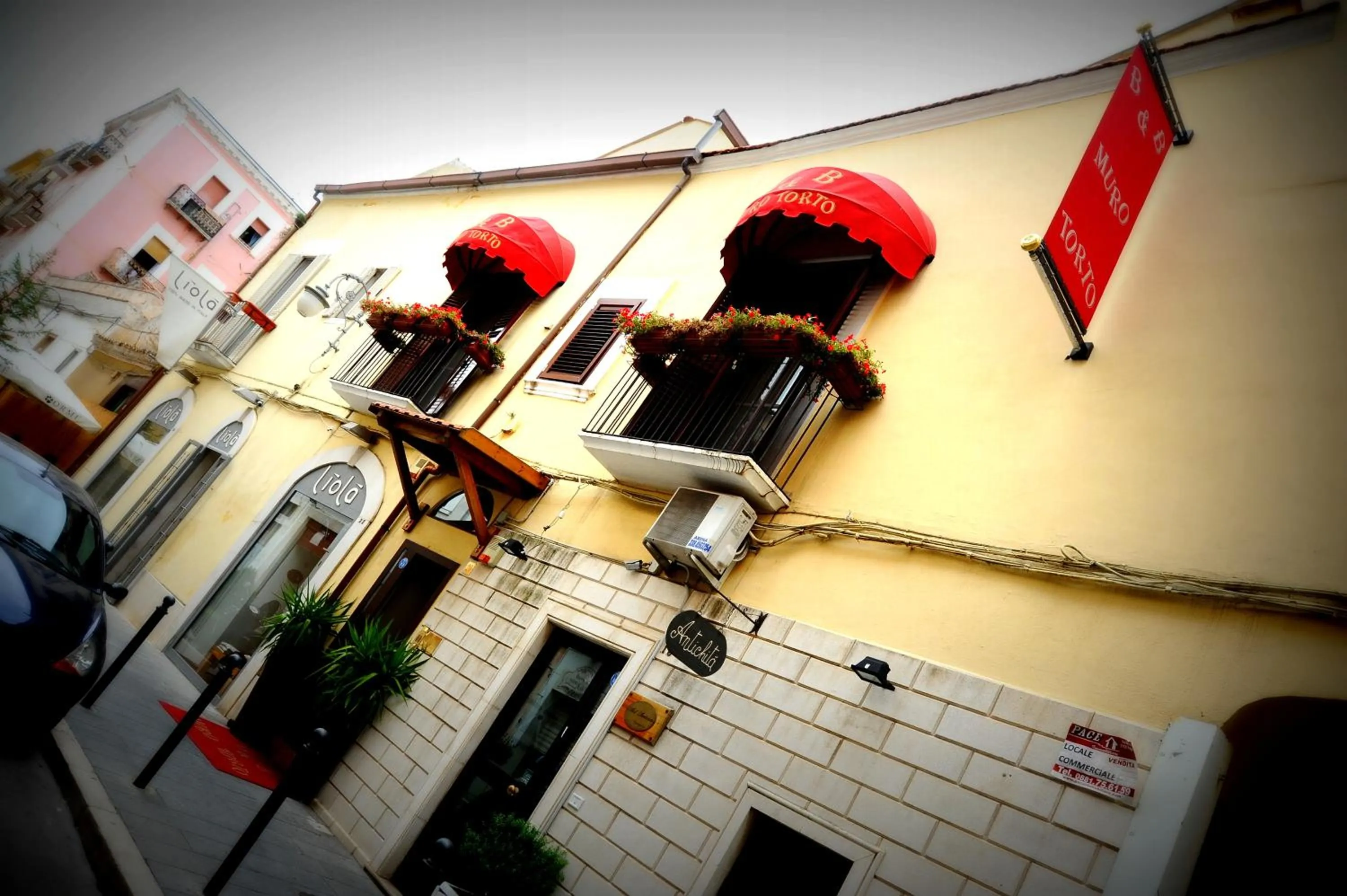 Facade/entrance in Muro Torto - Struttura sanificata giornalmente con prodotti conformi al Decalogo del Ministero Salute - Personale sottoposto a test sierologico periodicamente