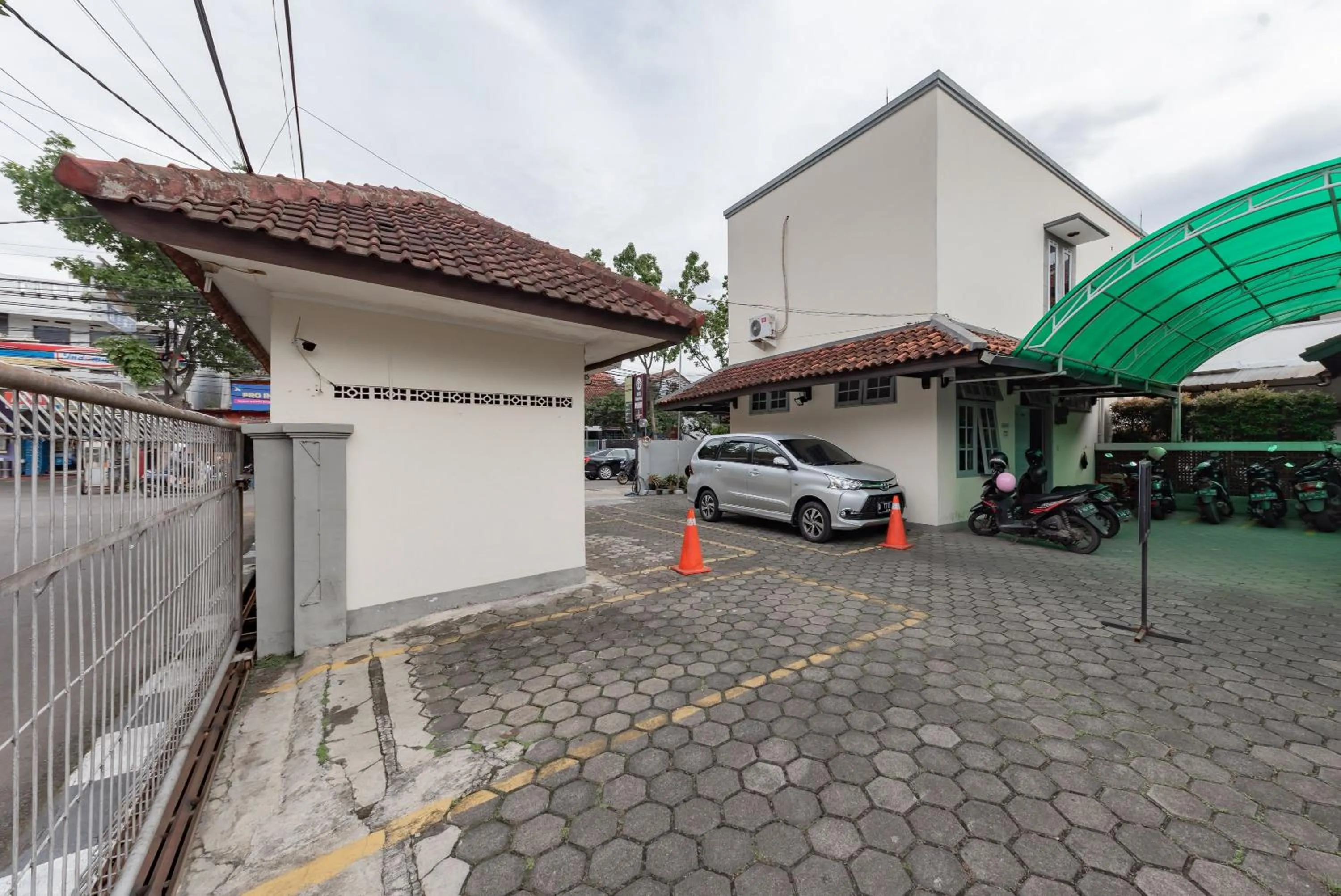 Property building in Urbanview Hotel Pondok Kurnia near Buah Batu by RedDoorz