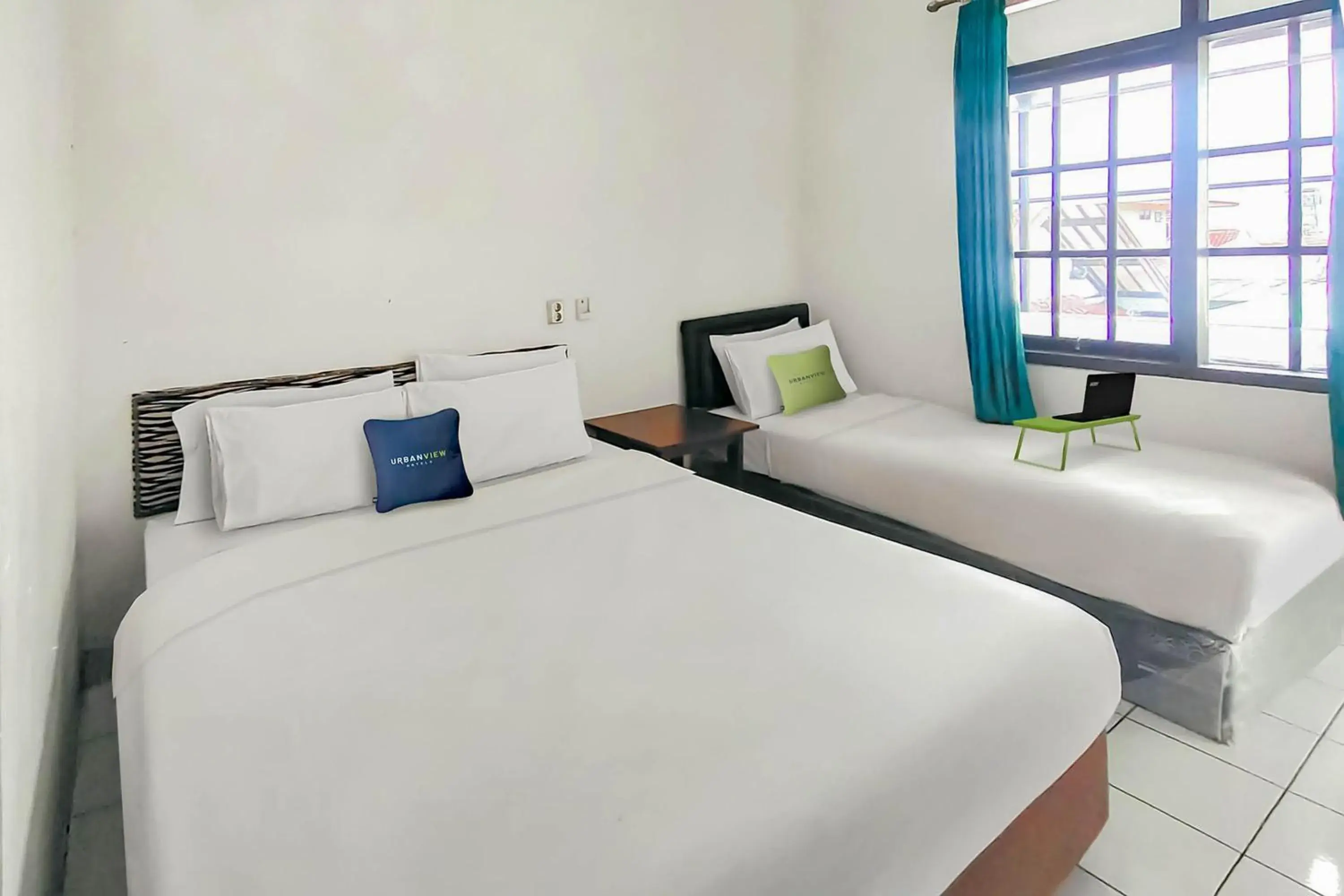 Triple Room in RedDoorz at Hotel pondok Kurnia near Buah Batu Bandung Triple Room in RedDoorz at Hotel pondok Kurnia near Buah Batu Bandung