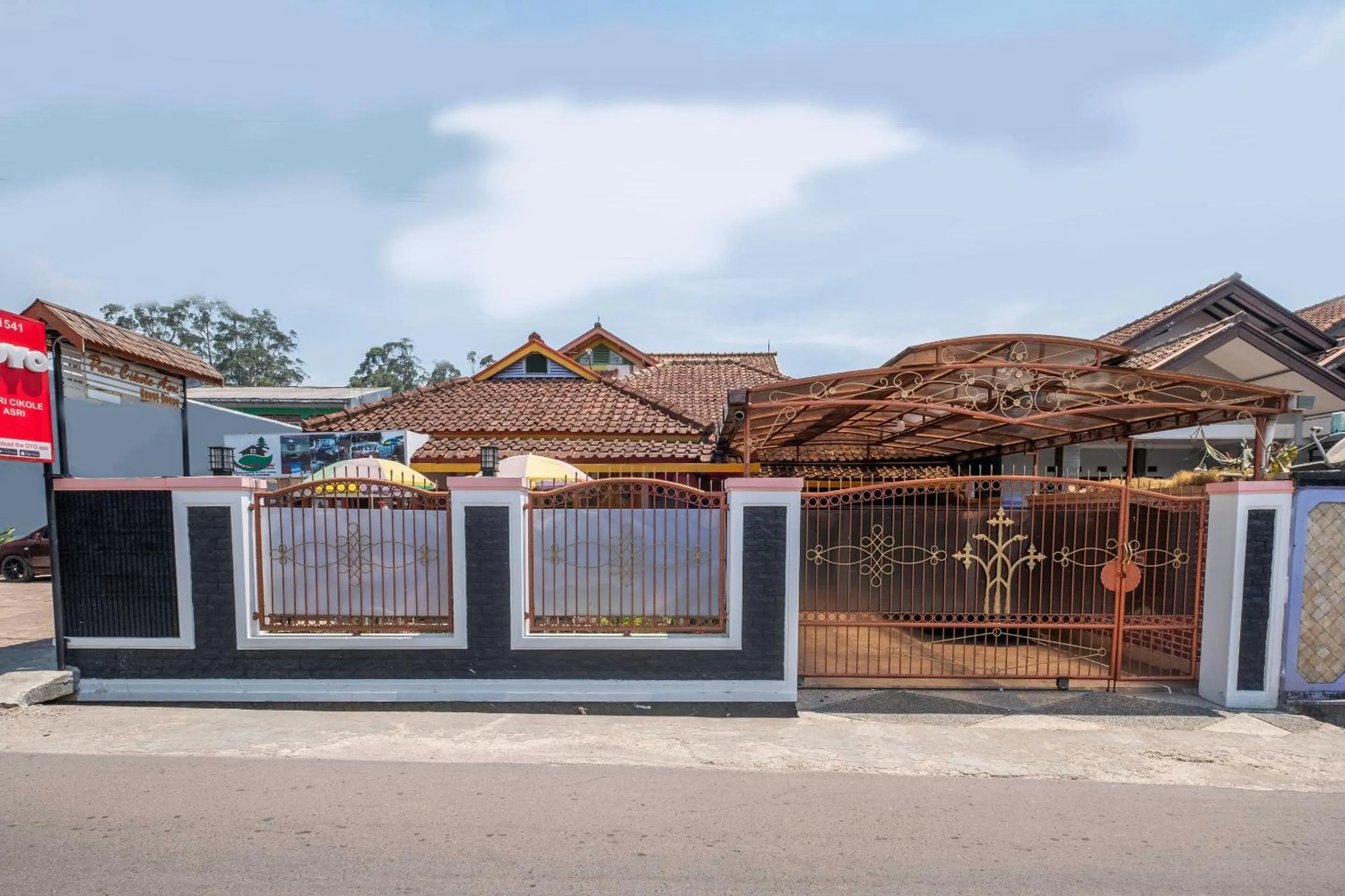 Facade/entrance in Capital O 1541 Puri Cikole Asri
