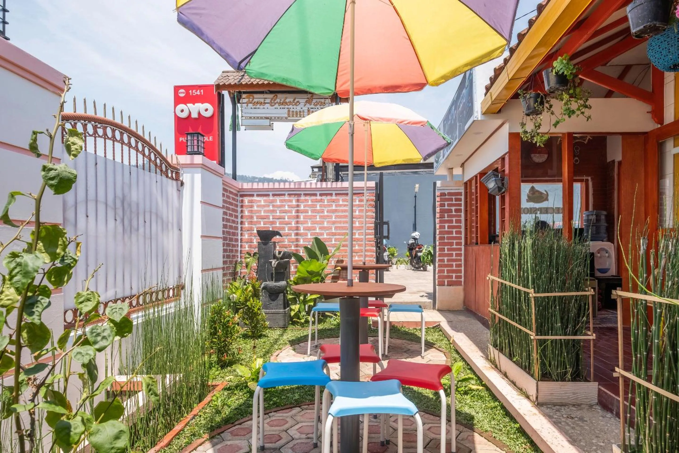 Capital O 1541 Puri Cikole Asri