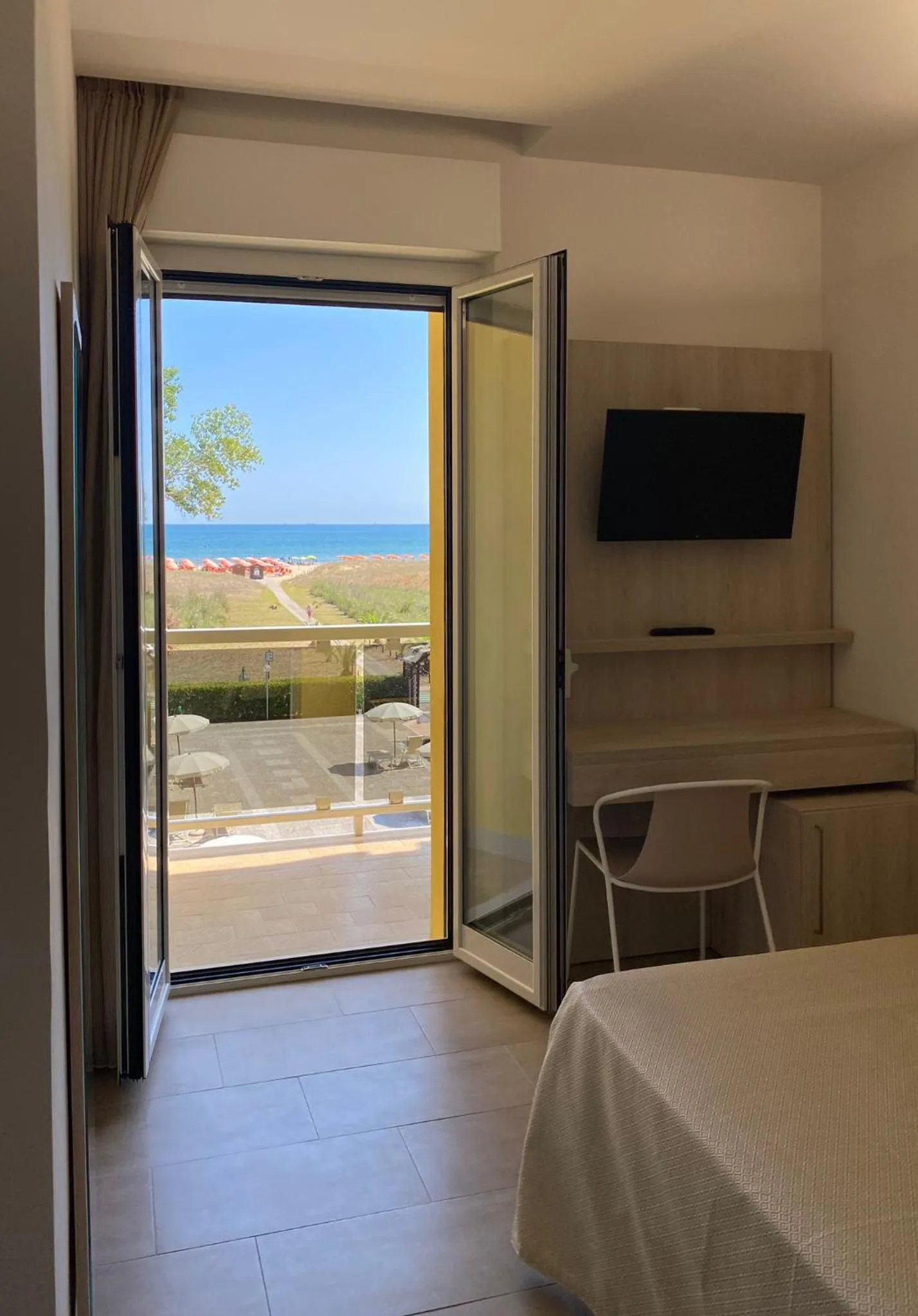 View (from property/room), Bed in Hotel Vittoria