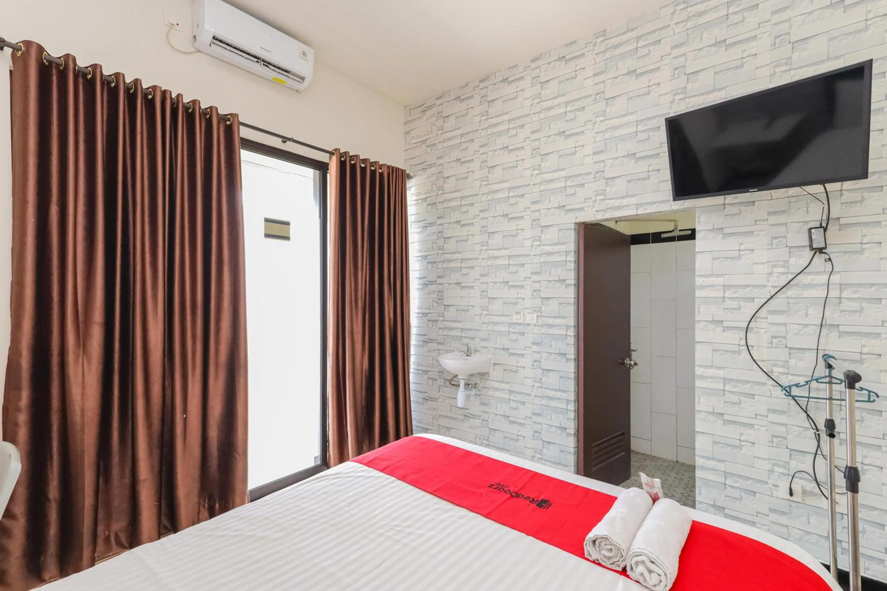 Bed in RedDoorz Syariah near Green Park Jatiwarna