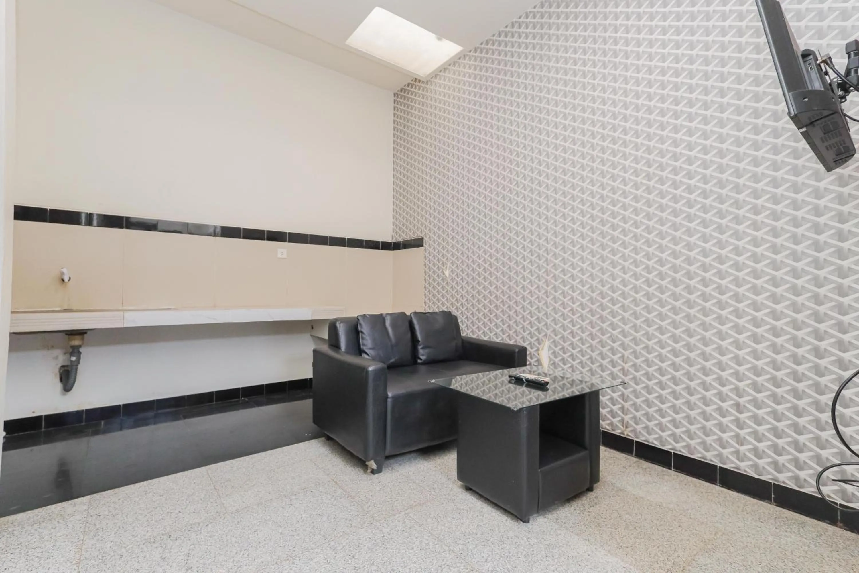 RedDoorz Syariah near Green Park Jatiwarna