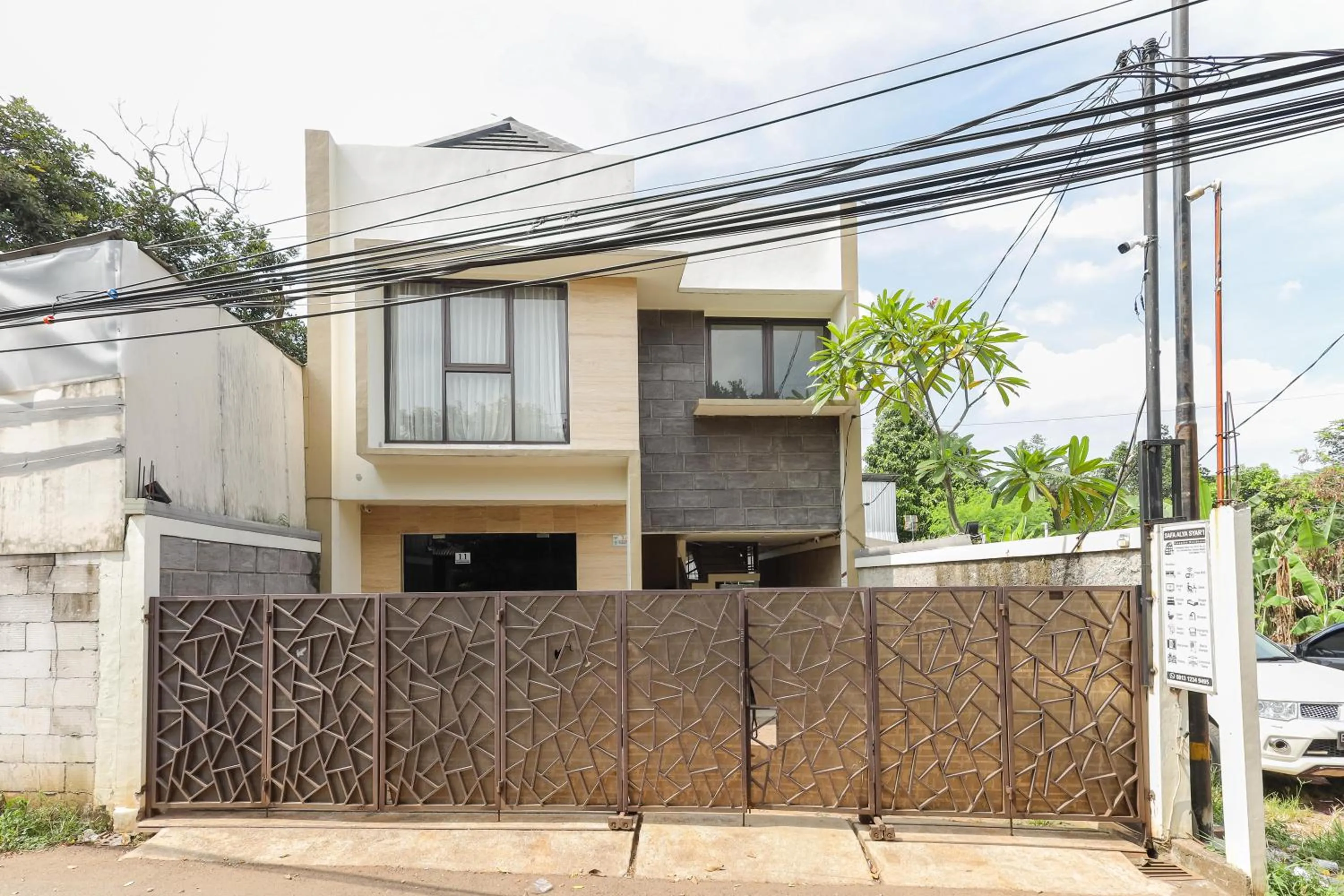 RedDoorz Syariah near Green Park Jatiwarna