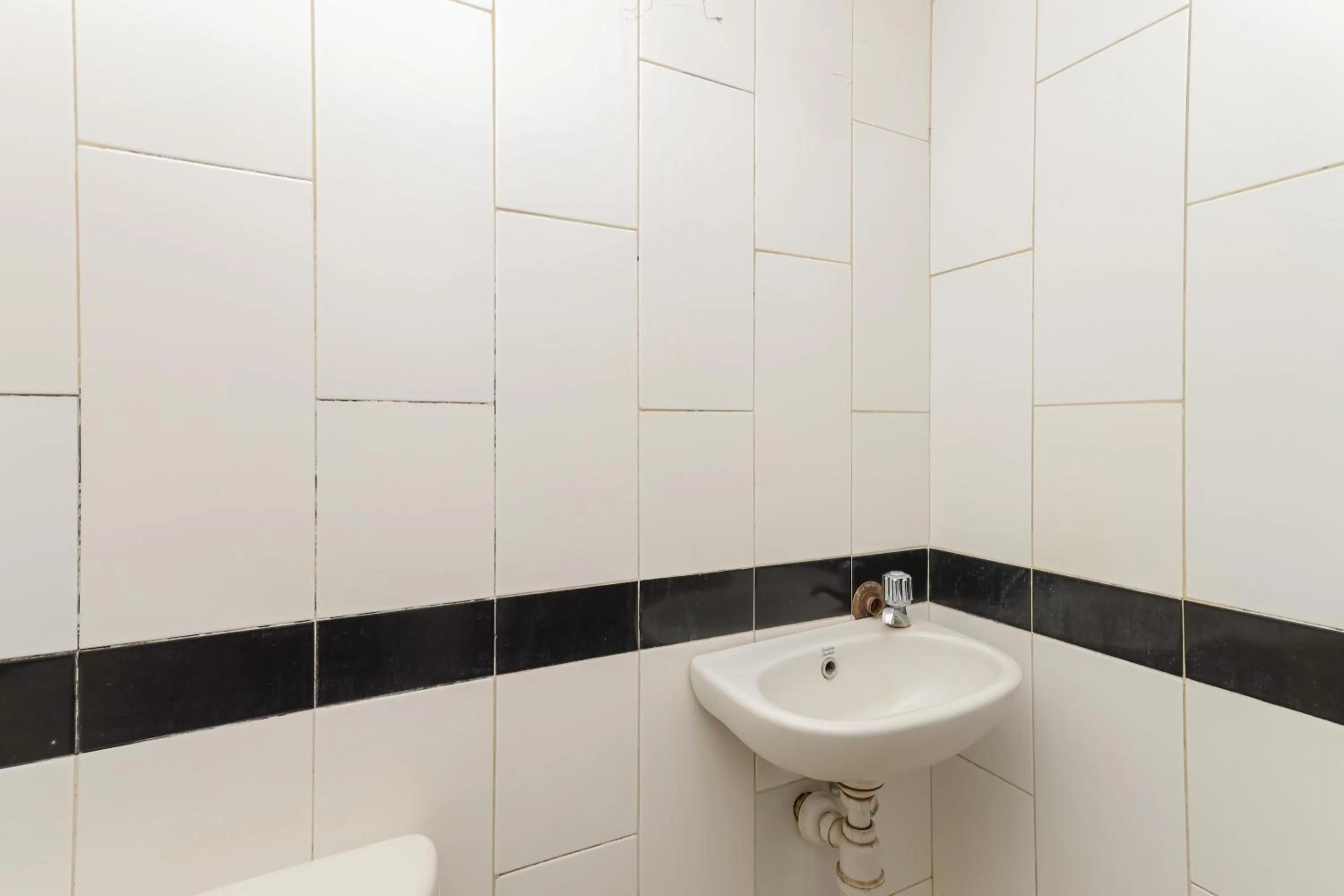 RedDoorz Syariah near Green Park Jatiwarna