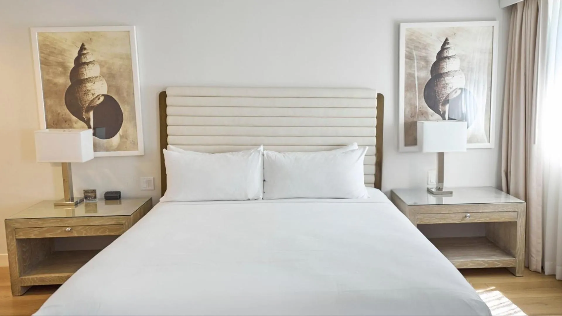 Bed in Luxe Sunset Boulevard Hotel