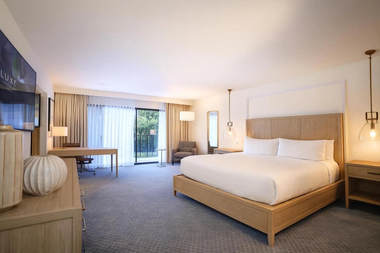 Bed in Luxe Sunset Boulevard Hotel