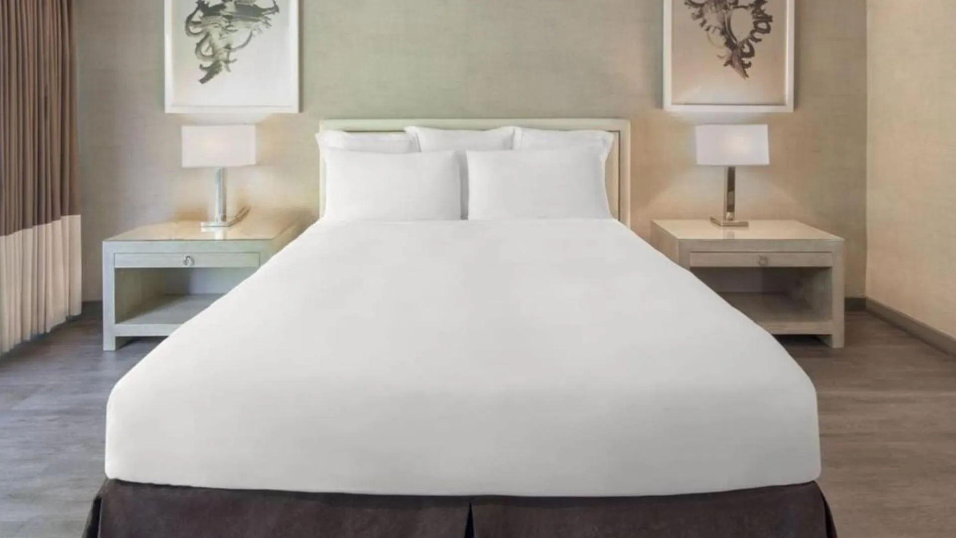 Bed in Luxe Sunset Boulevard Hotel