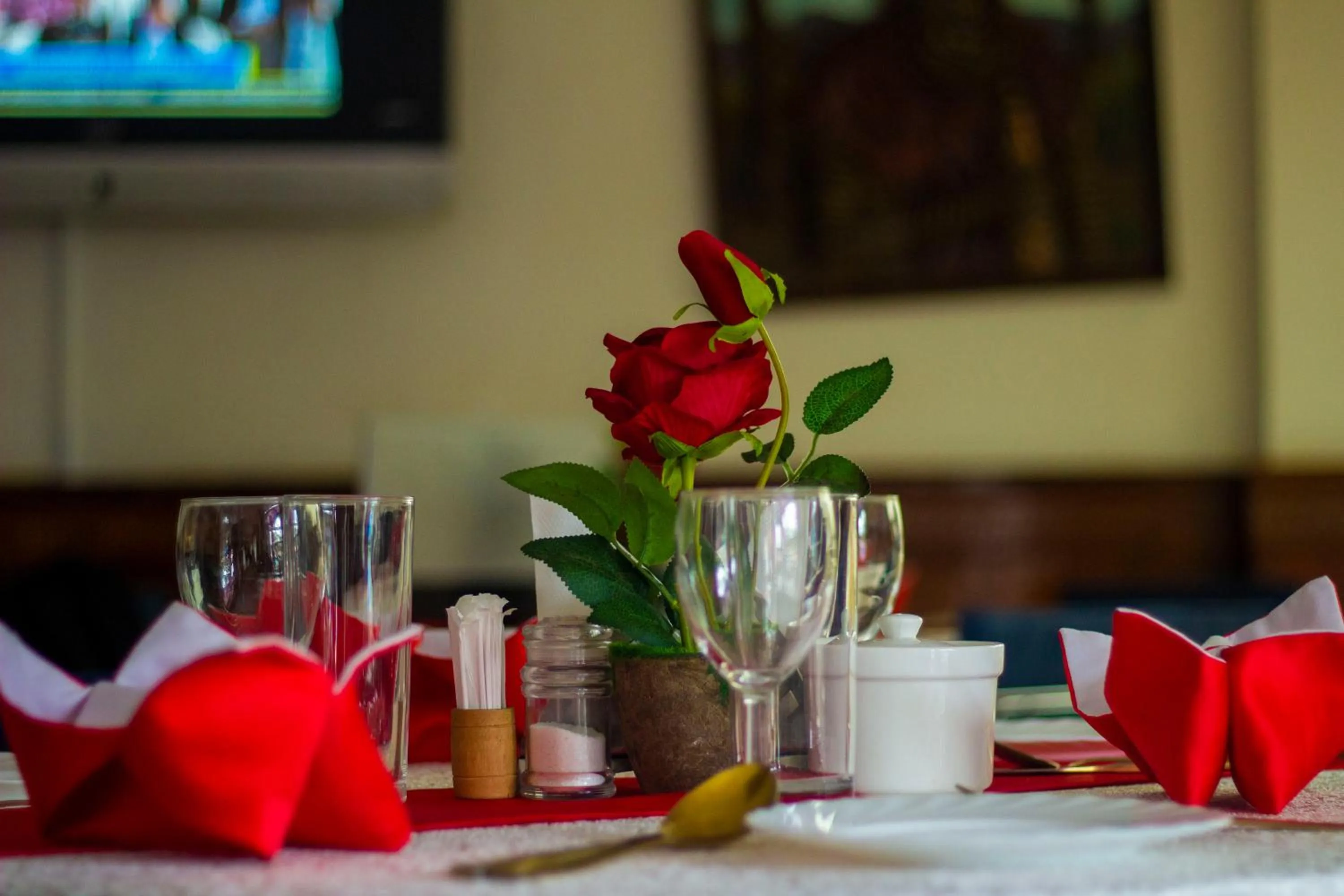 Restaurant/places to eat in New Hotel Aquiline