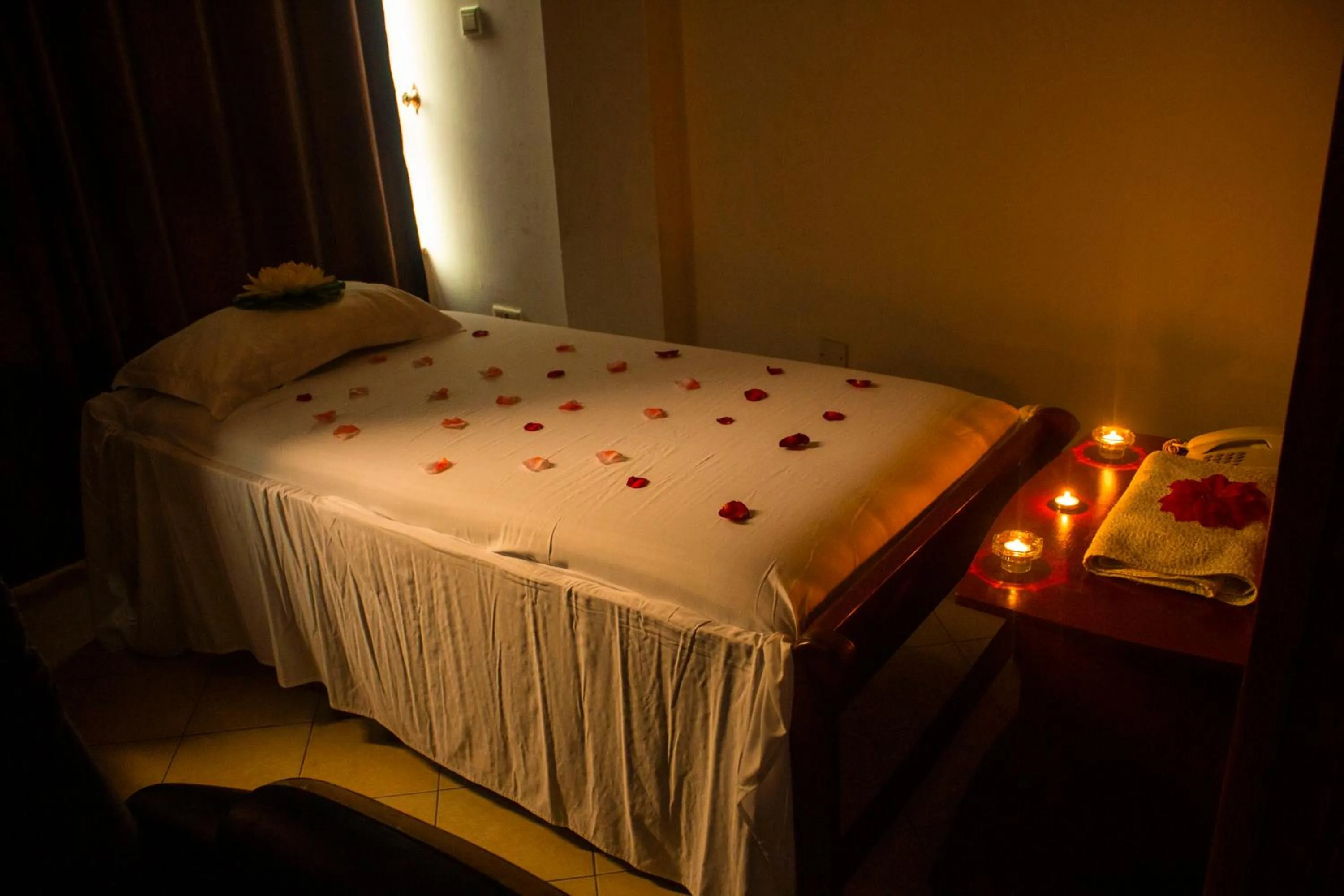Massage, Bed in New Hotel Aquiline