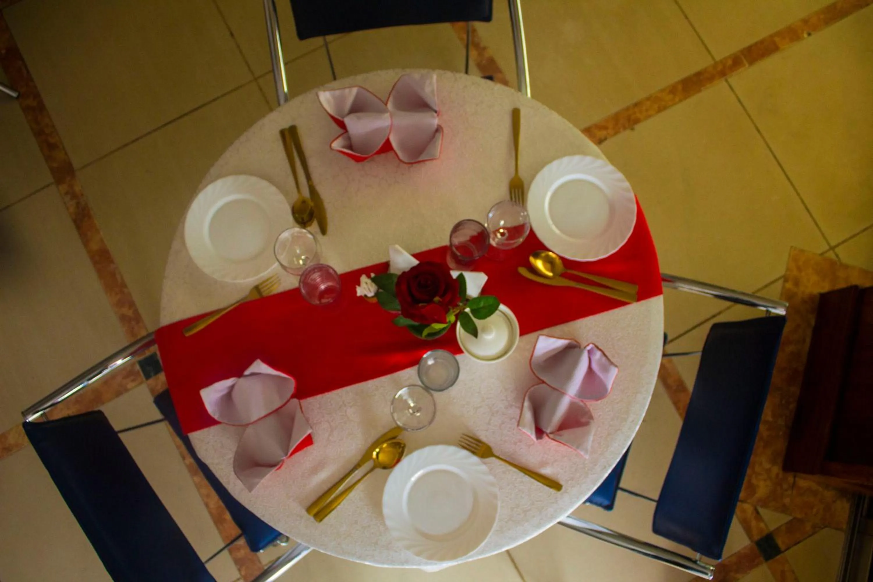 Restaurant/places to eat in New Hotel Aquiline