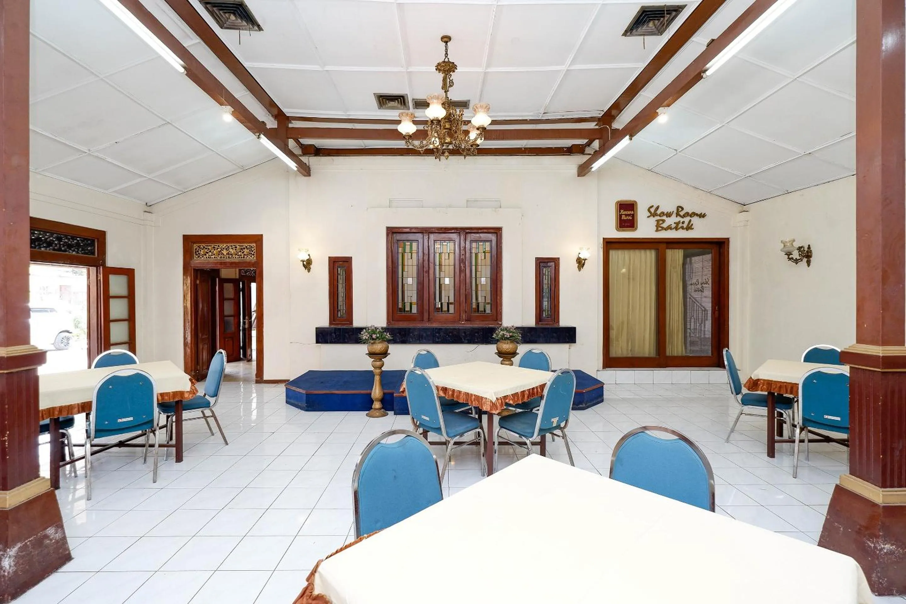 Dining area in SUPER OYO Capital O 1644 Hotel Griya Kencana