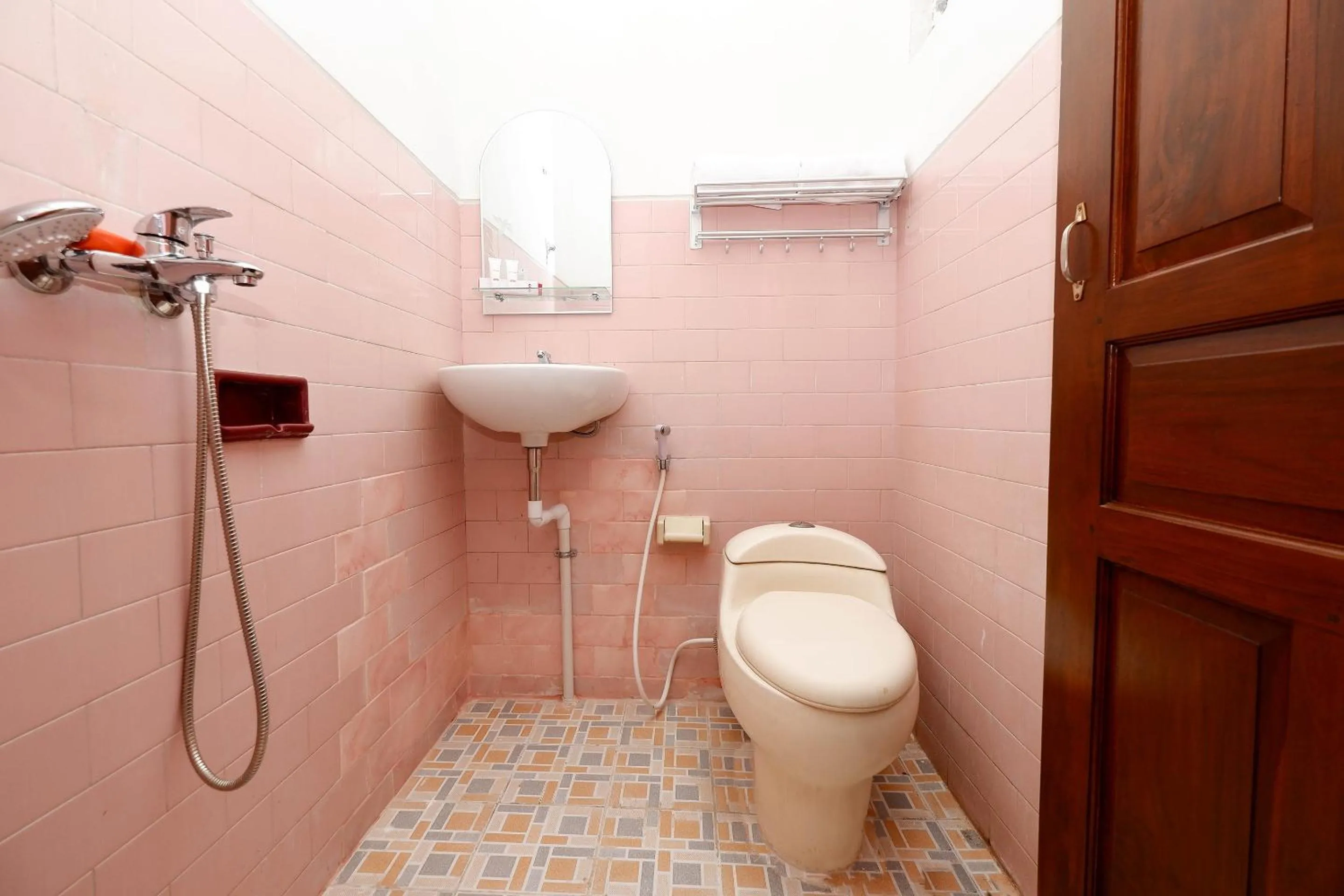 Bathroom in SUPER OYO Capital O 1644 Hotel Griya Kencana