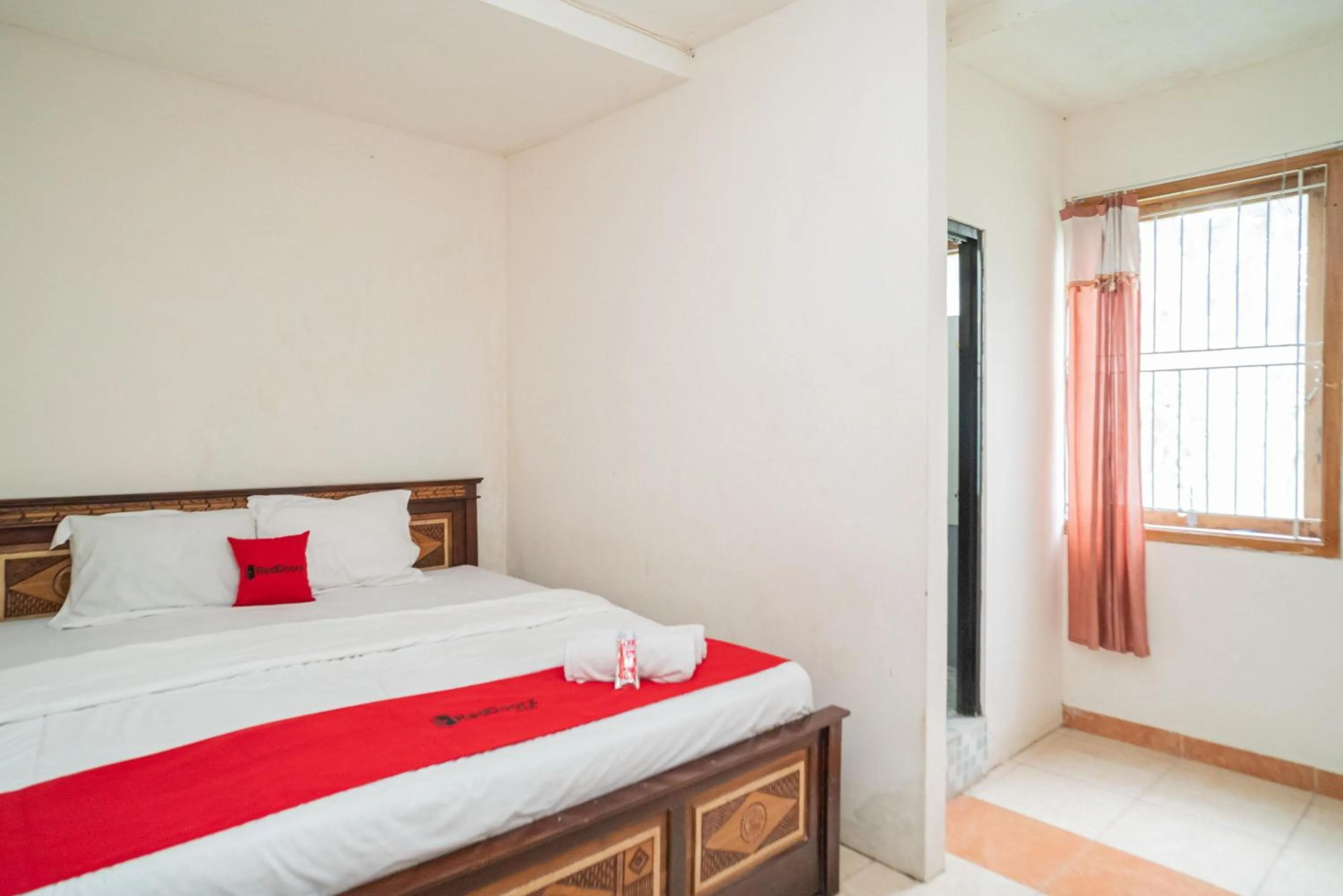 Bedroom, Bed in RedDoorz Syariah near Batu Night Spectacular 3