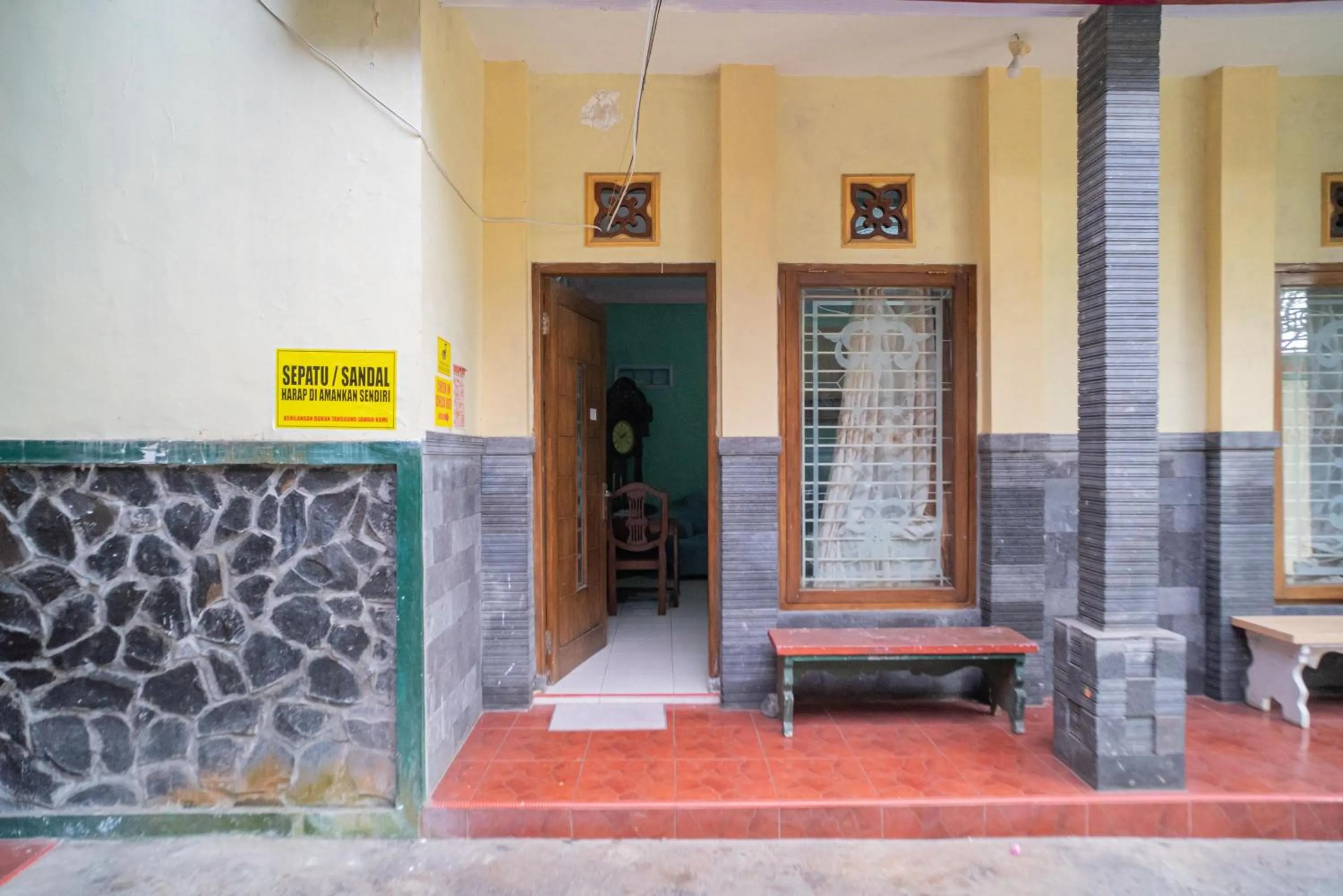 Facade/entrance in RedDoorz Syariah near Batu Night Spectacular 3