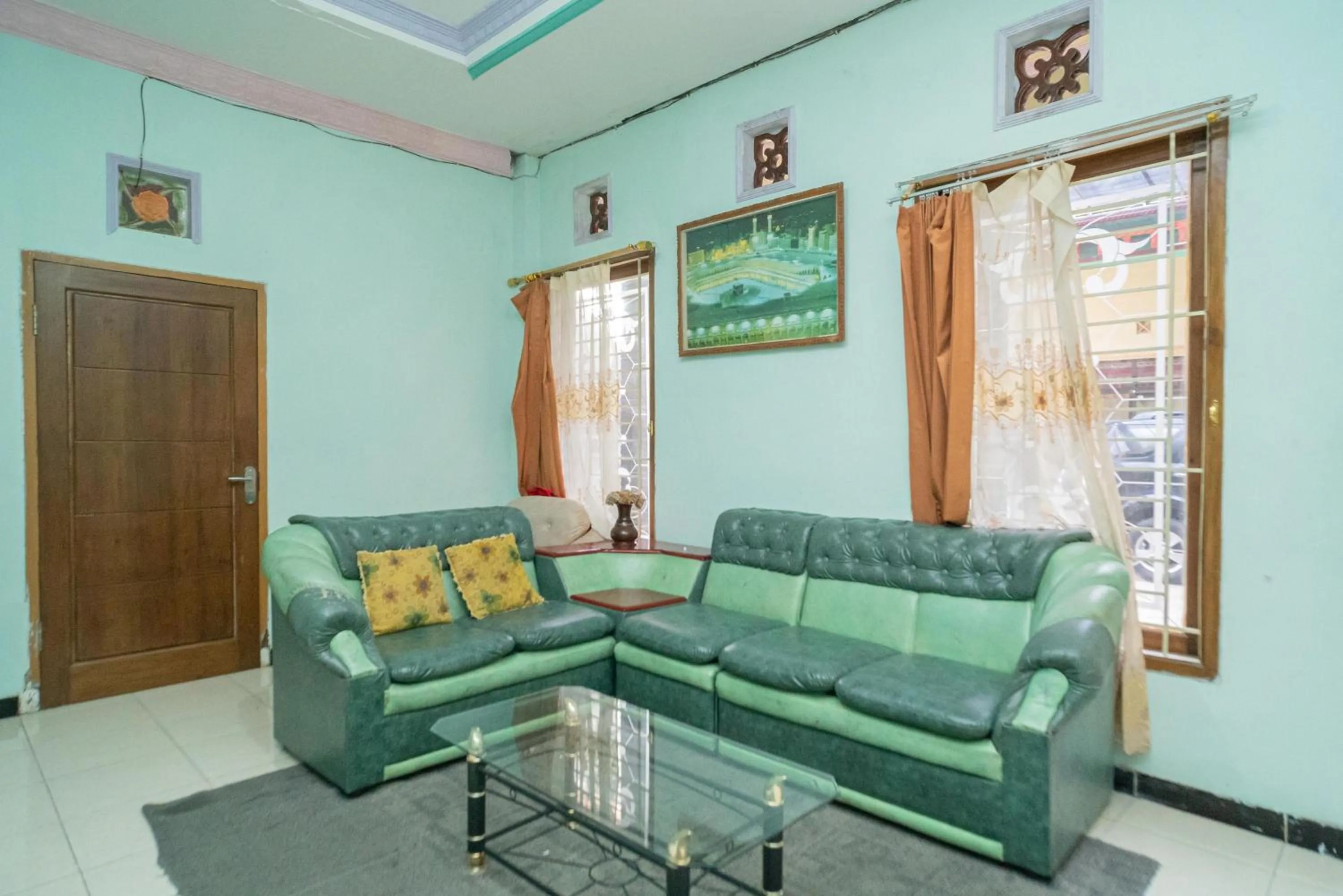 Seating area in RedDoorz Syariah near Batu Night Spectacular 3