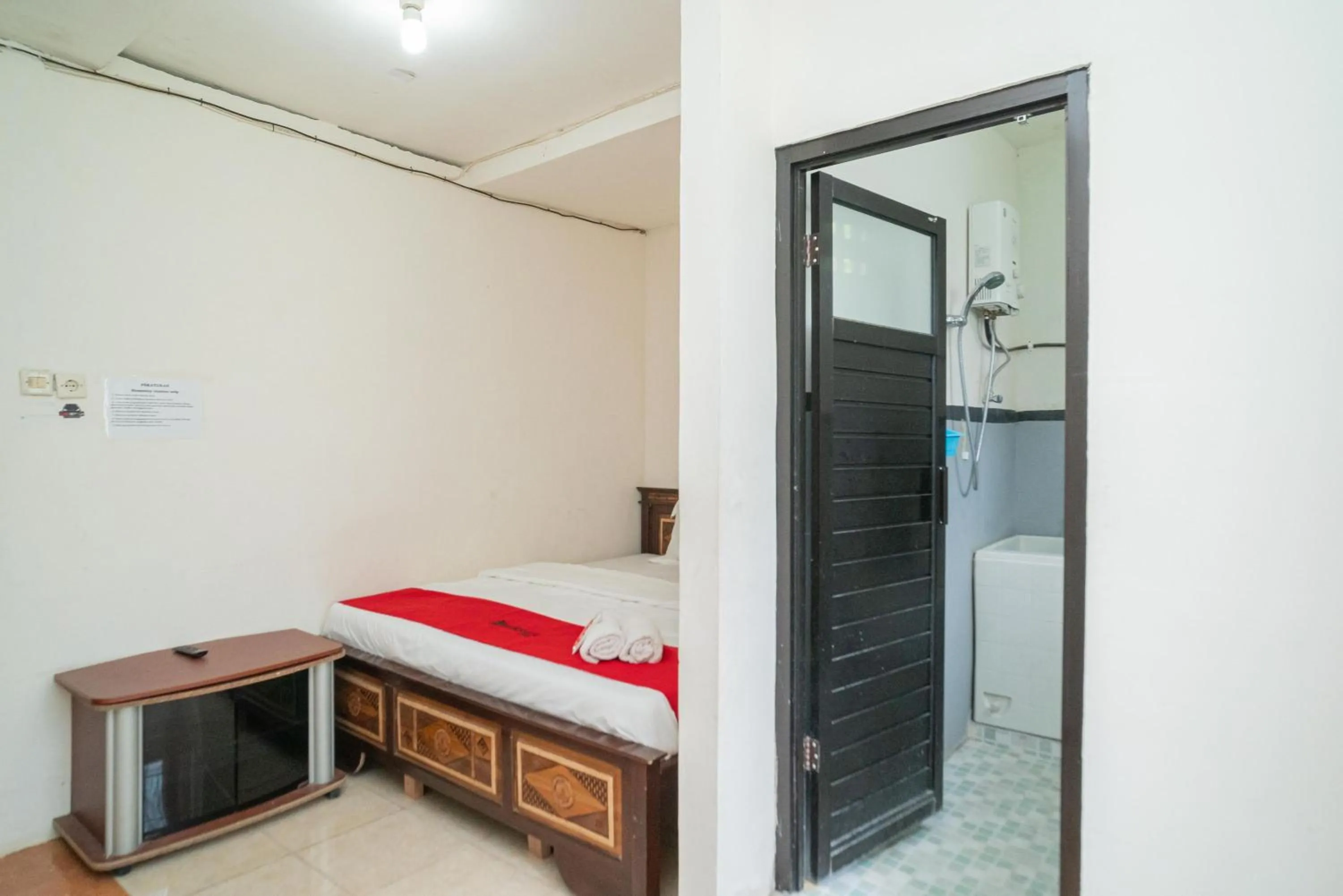 Bedroom, Bed in RedDoorz Syariah near Batu Night Spectacular 3