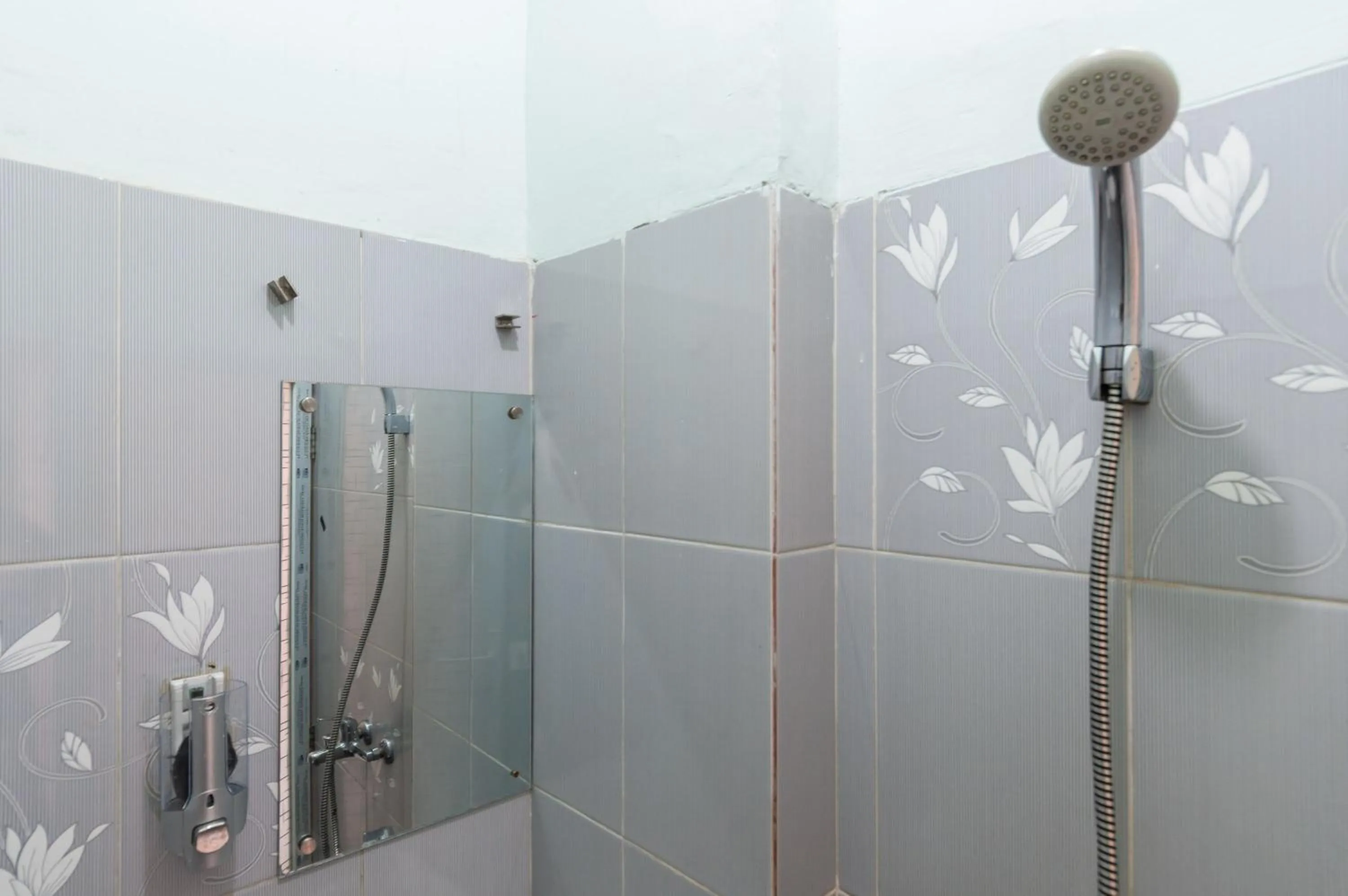 Bathroom in RedDoorz Syariah At Dinda Residence