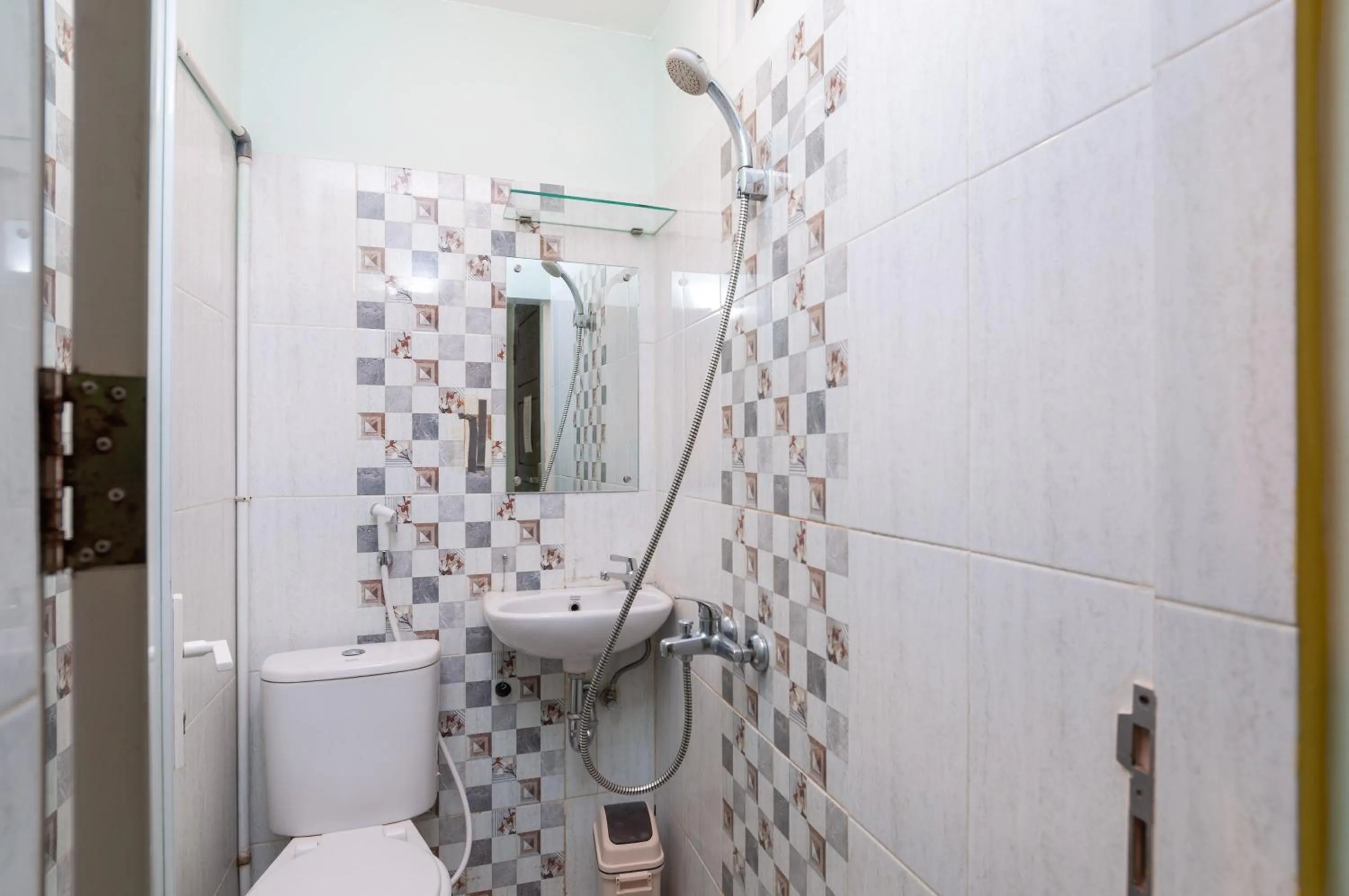 Bathroom in RedDoorz Syariah At Dinda Residence