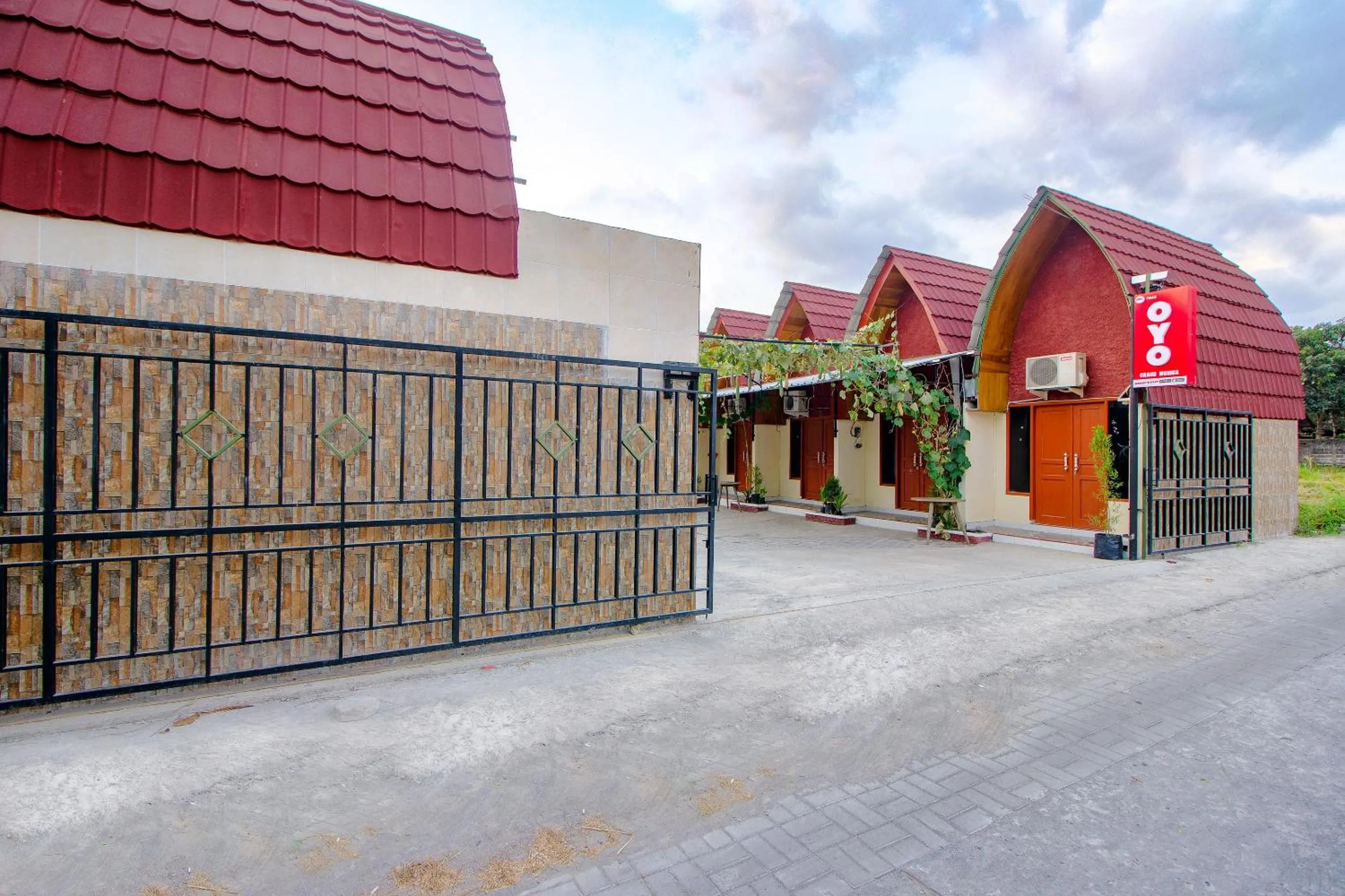 Facade/entrance in OYO Life 1643 Grand Monica