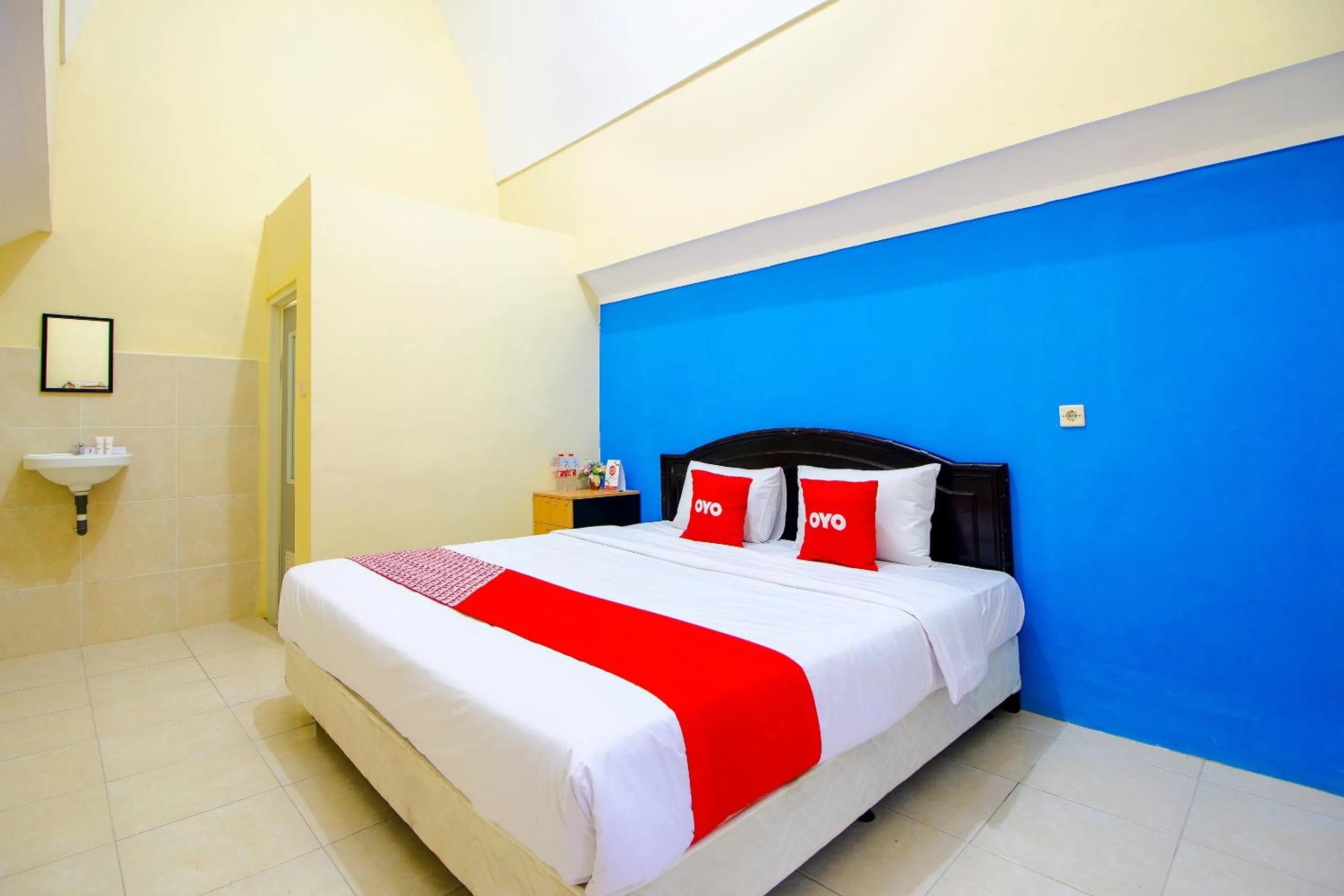 Bedroom, Bed in OYO Life 1643 Grand Monica