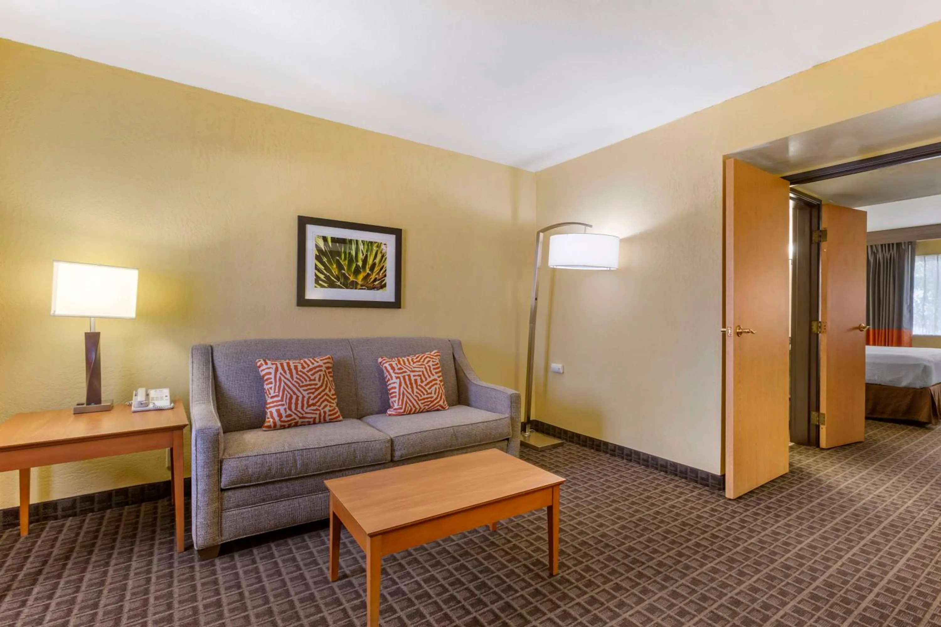 Bedroom, Bed in Best Western Plus Scottsdale Thunderbird Suites