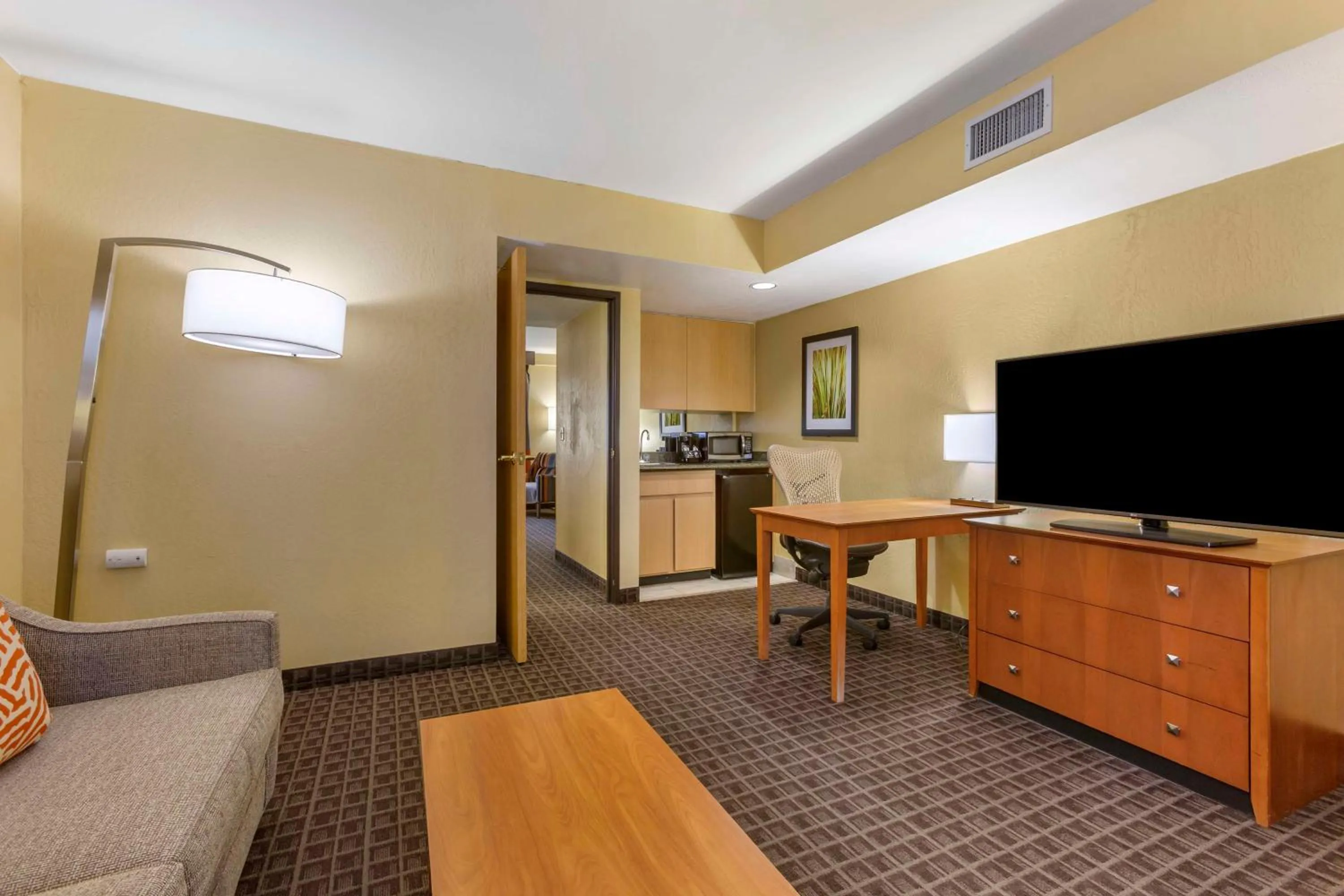 Bedroom in Best Western Plus Scottsdale Thunderbird Suites