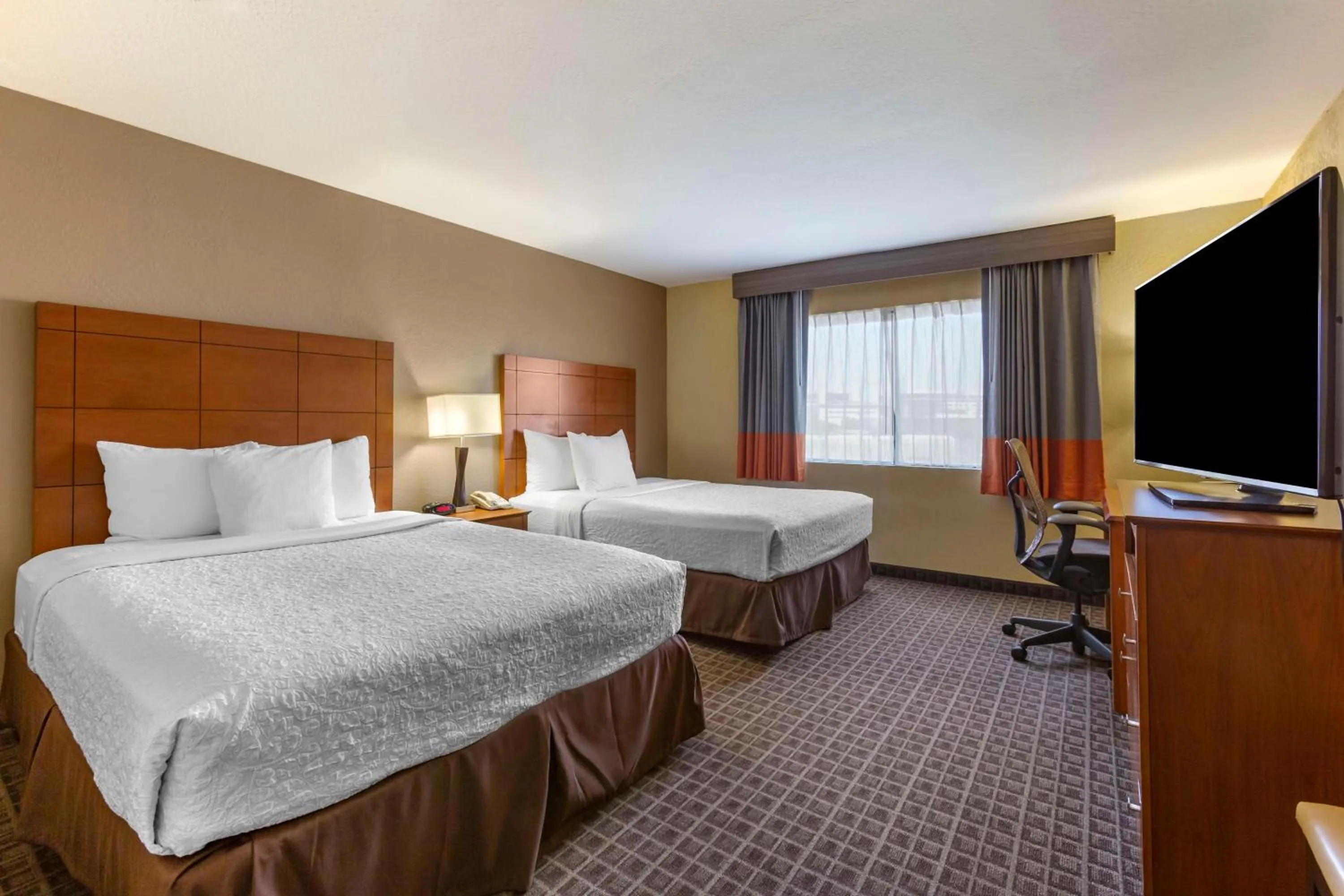 Bedroom, Bed in Best Western Plus Scottsdale Thunderbird Suites