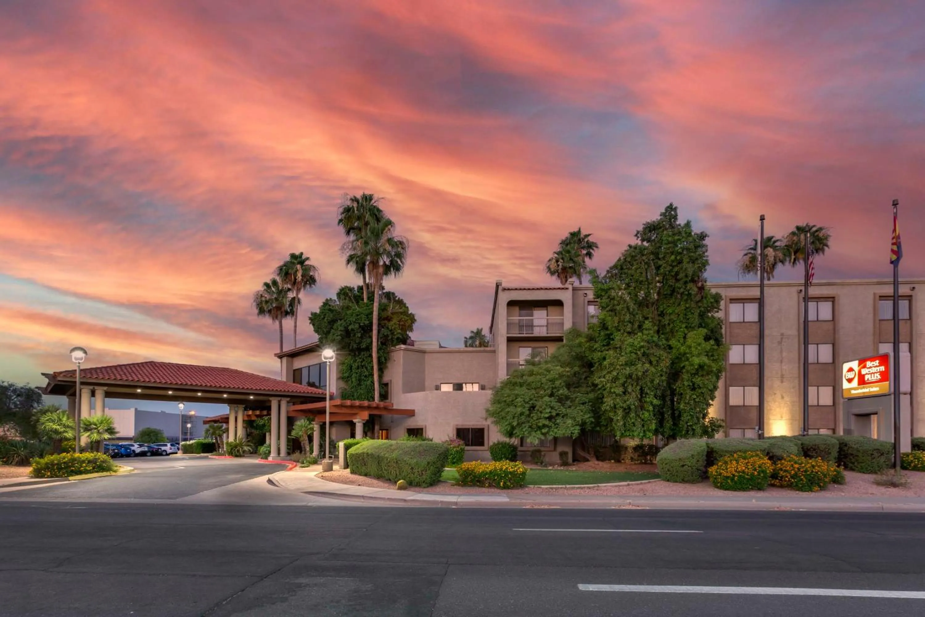 Property building in Best Western Plus Scottsdale Thunderbird Suites