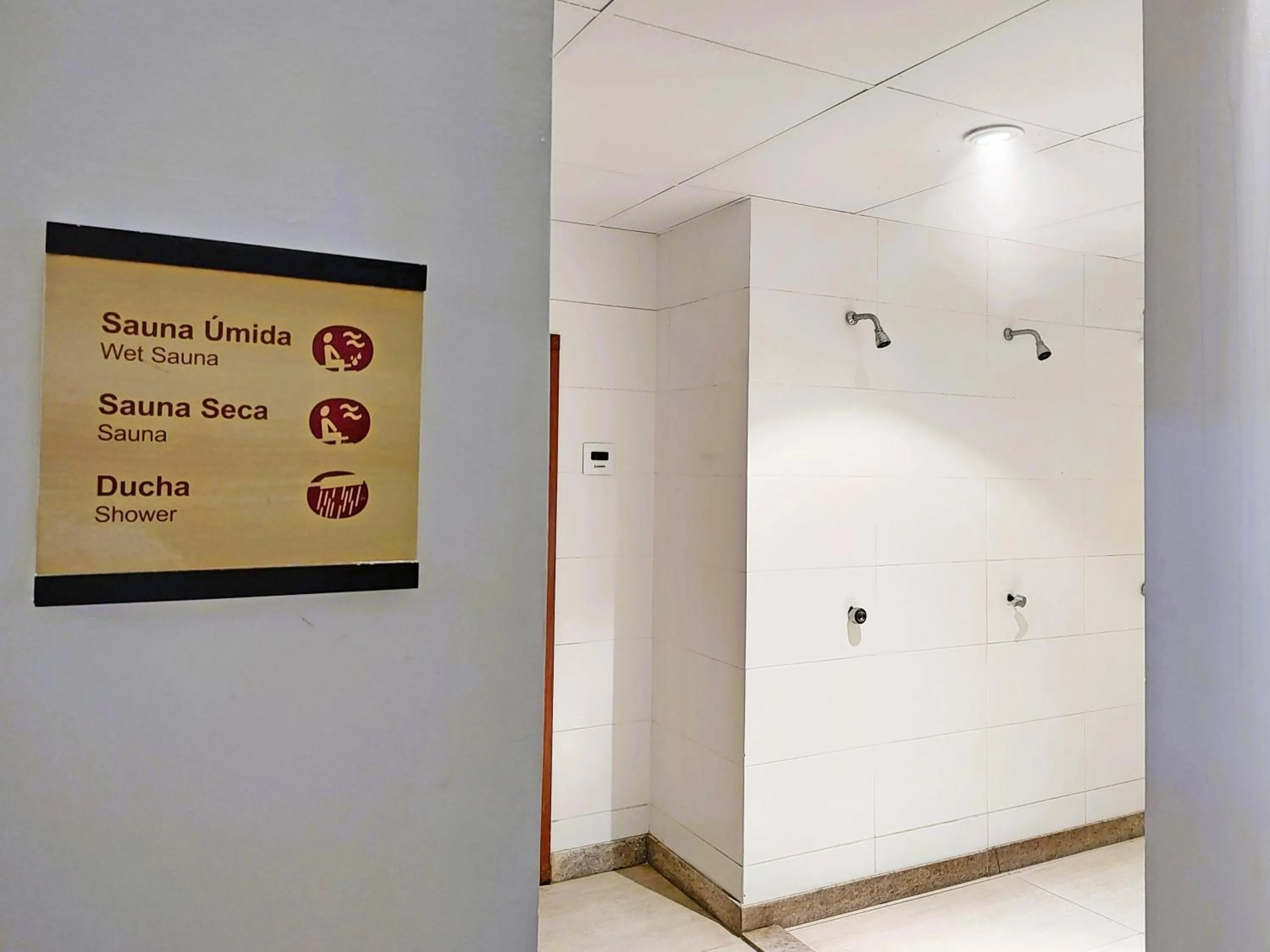 Shower in FLAT VARANDA PEDRA AZUL - Vista Azul Apart Hotel