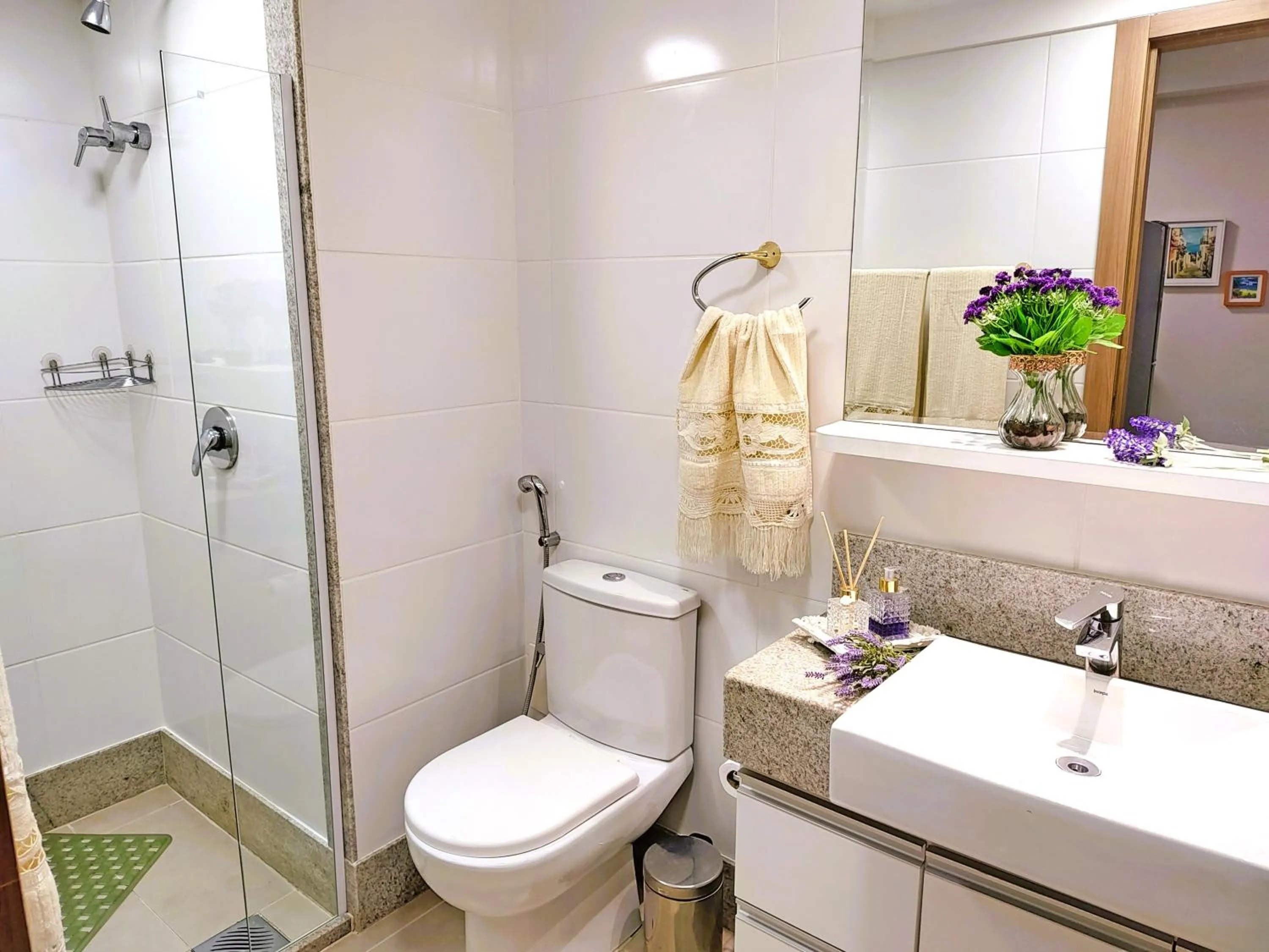 Shower in FLAT VARANDA PEDRA AZUL - Vista Azul Apart Hotel