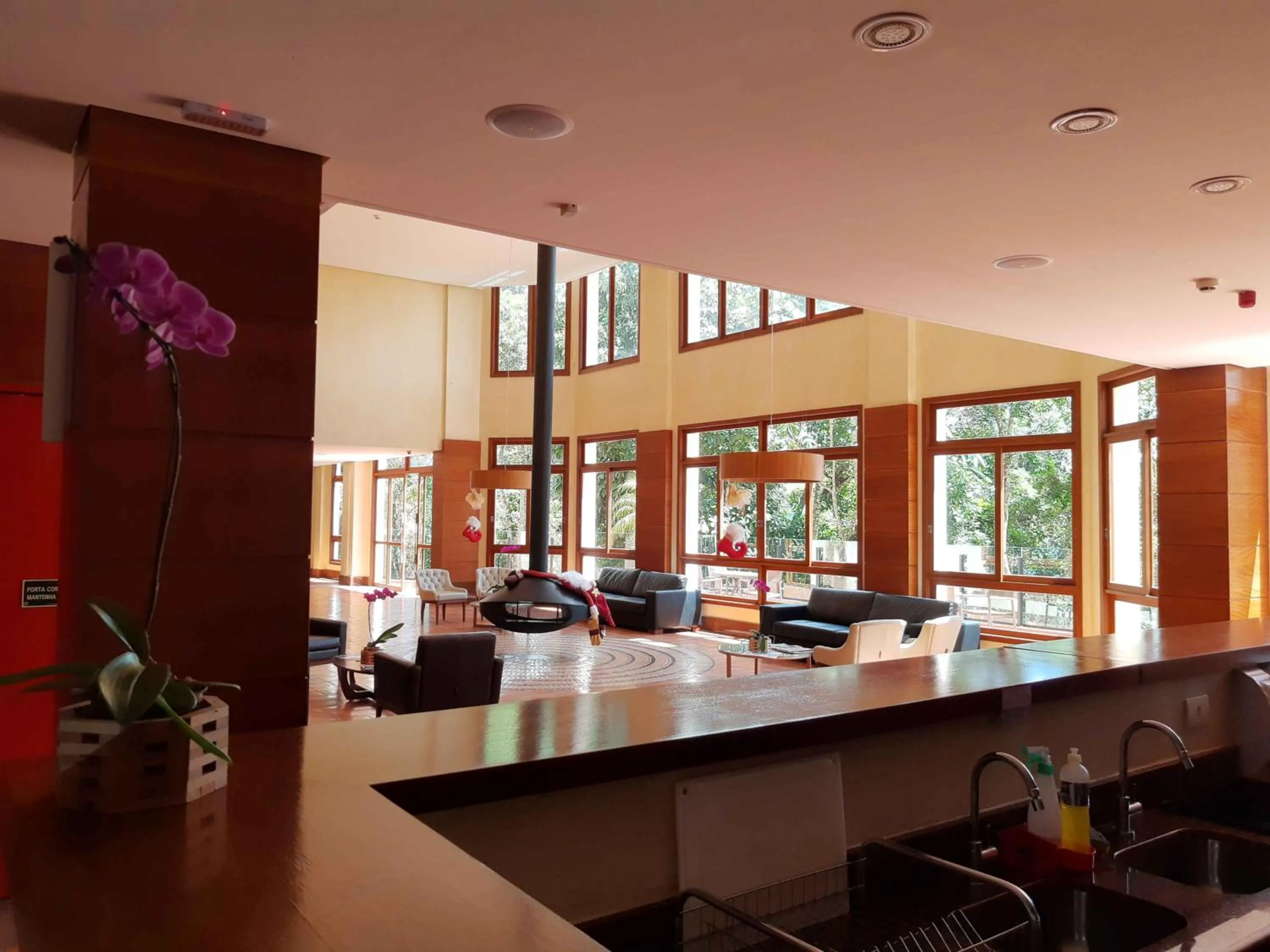 Communal lounge/ TV room in FLAT VARANDA PEDRA AZUL - Vista Azul Apart Hotel