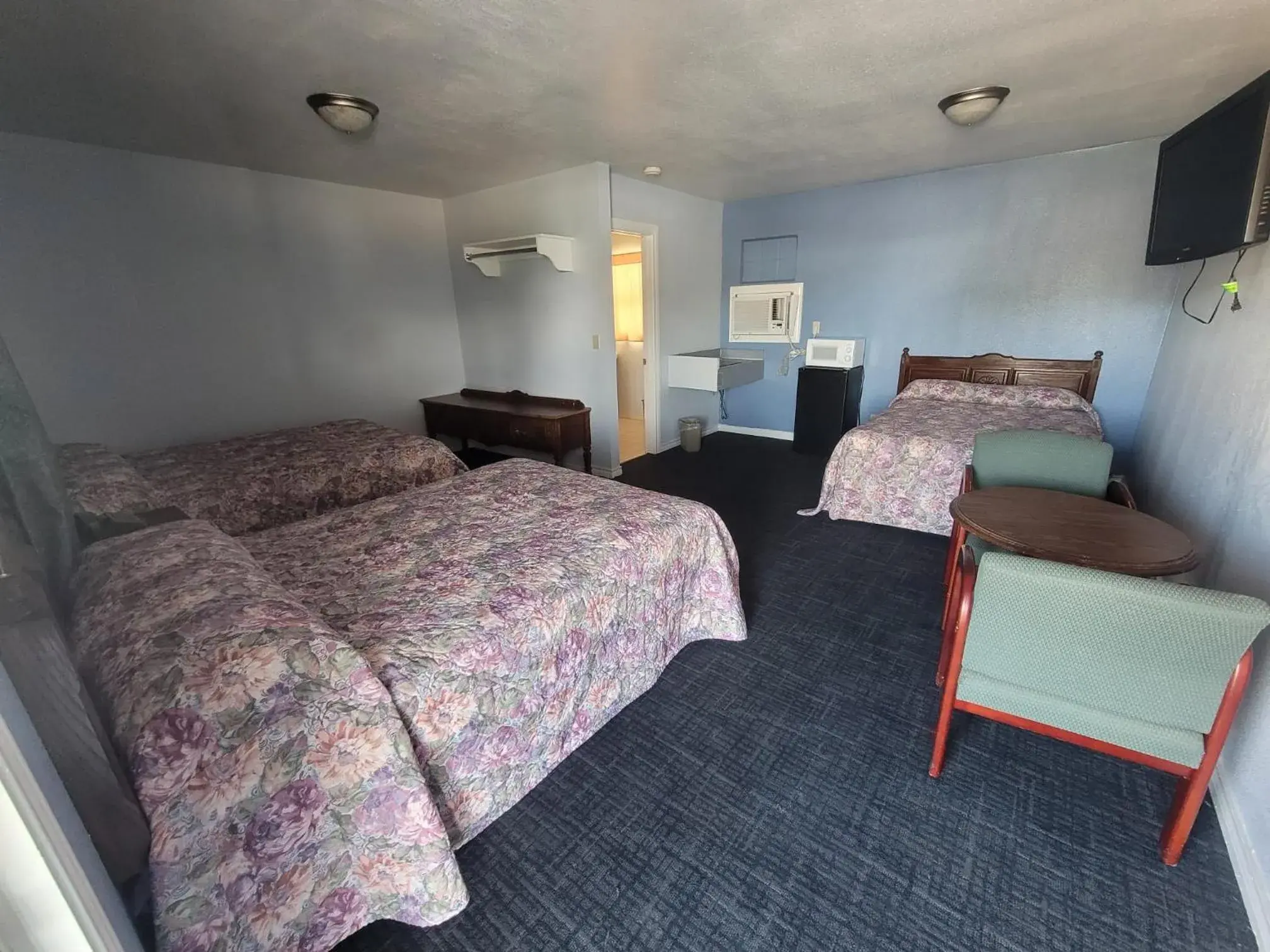 3 Full Beds with Kitchenette Non-Smoking in Heritage Budget Inn By OYO Hwy 84 3 Full Beds with Kitchenette Non-Smoking in Heritage Budget Inn By OYO Hwy 84