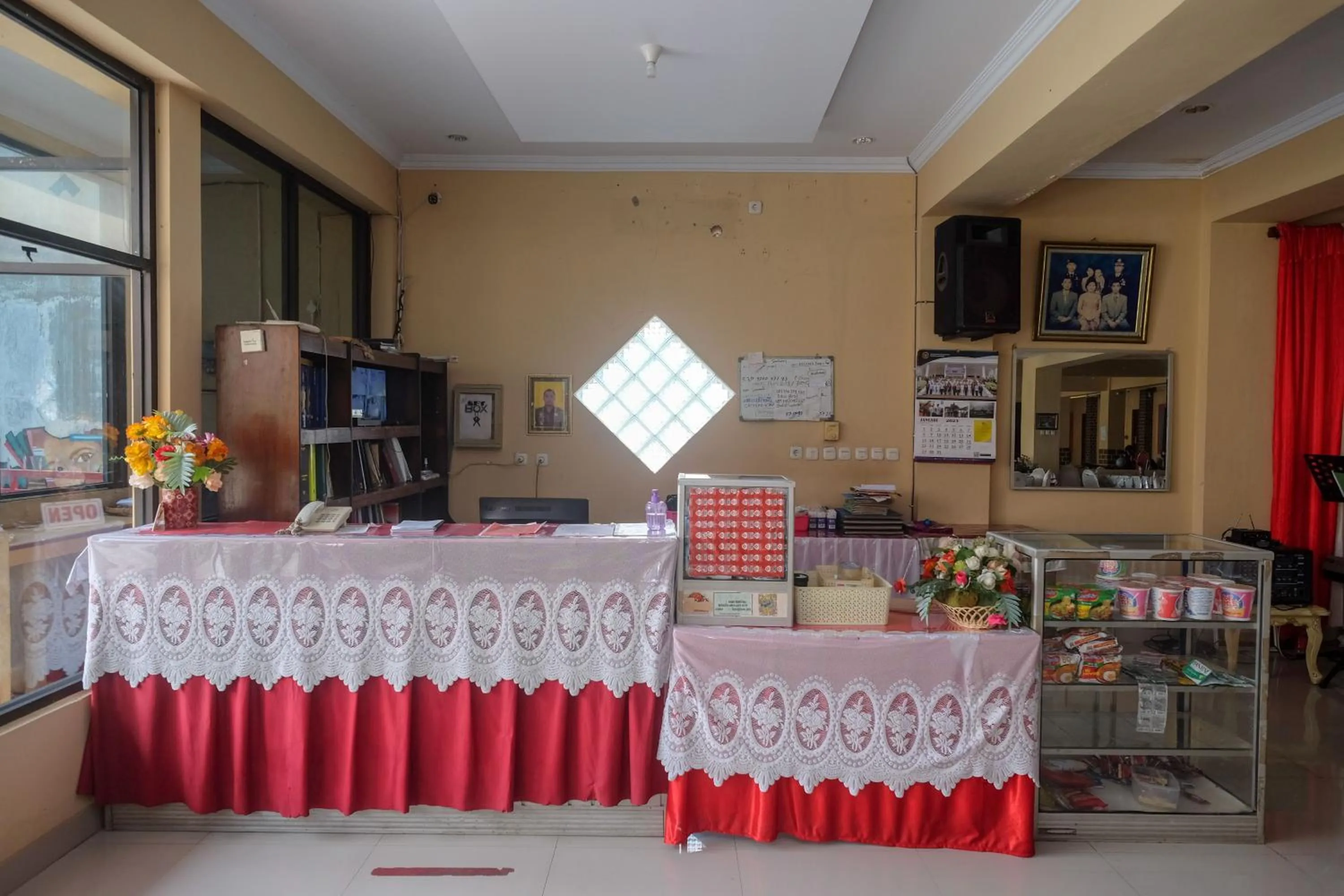 Lobby or reception in RedDoorz at H&W Hotel Solo