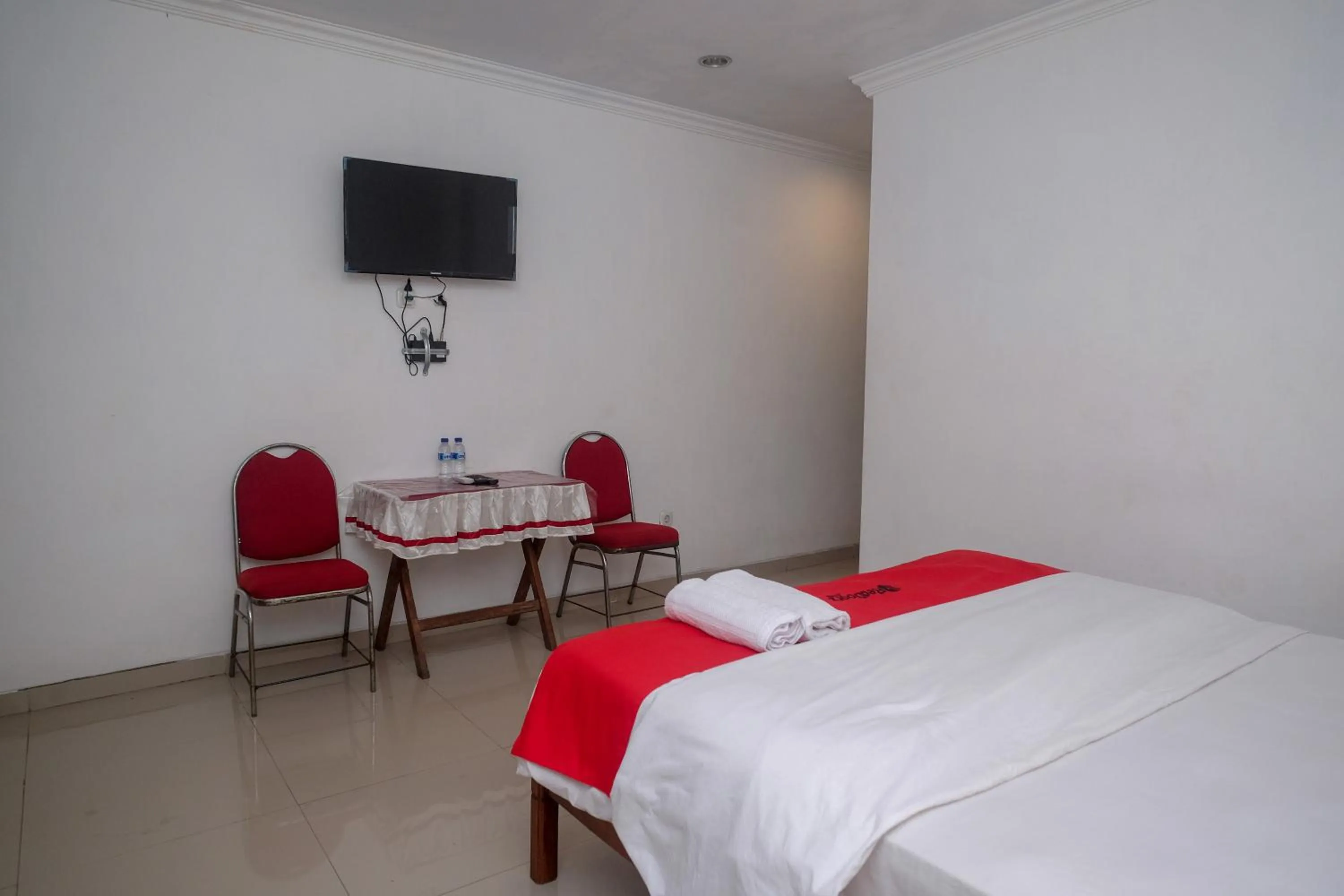 Bedroom, Bed in RedDoorz at H&W Hotel Solo