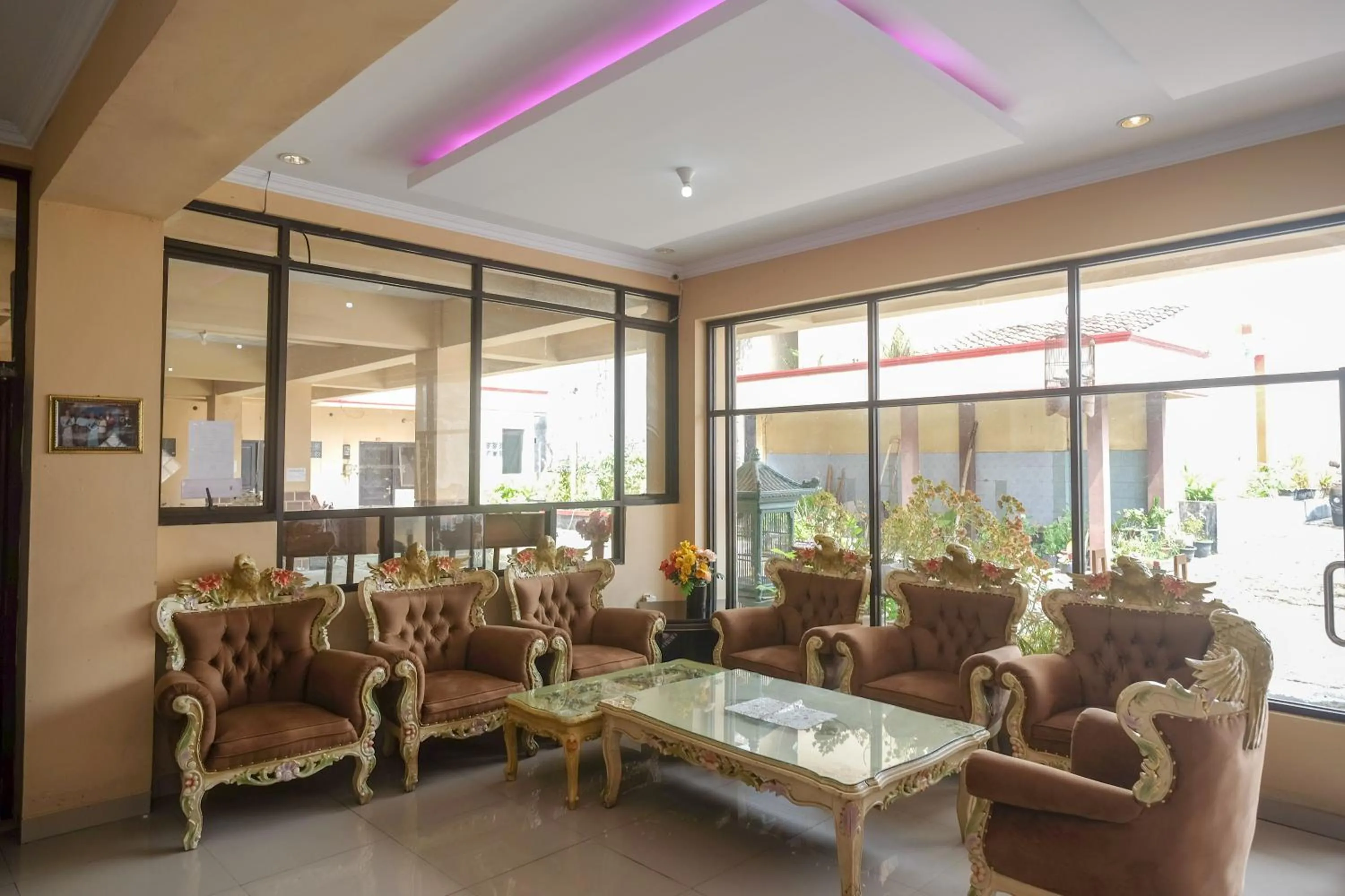 Living room in RedDoorz at H&W Hotel Solo