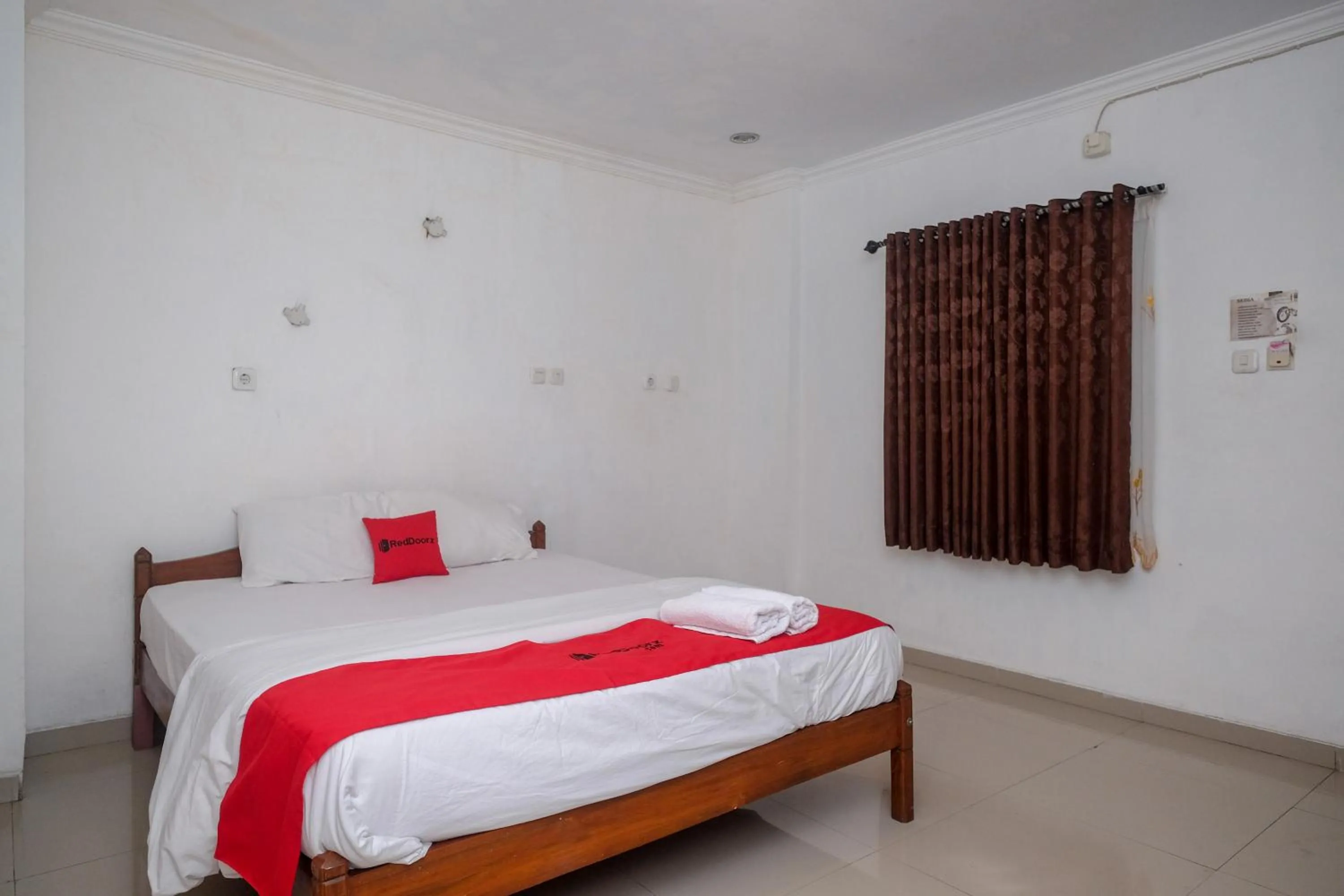 Bedroom, Bed in RedDoorz at H&W Hotel Solo