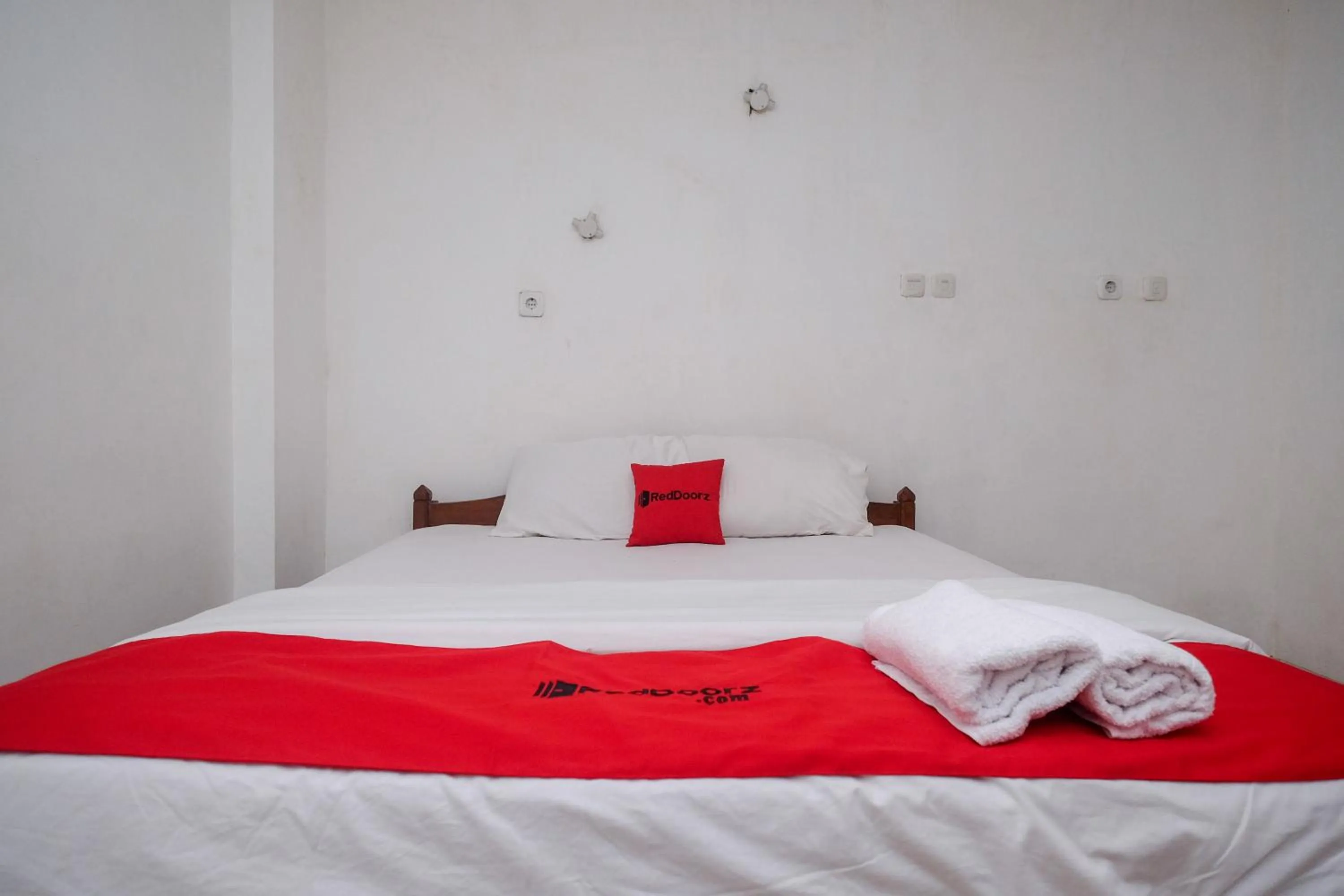 Bedroom, Bed in RedDoorz at H&W Hotel Solo