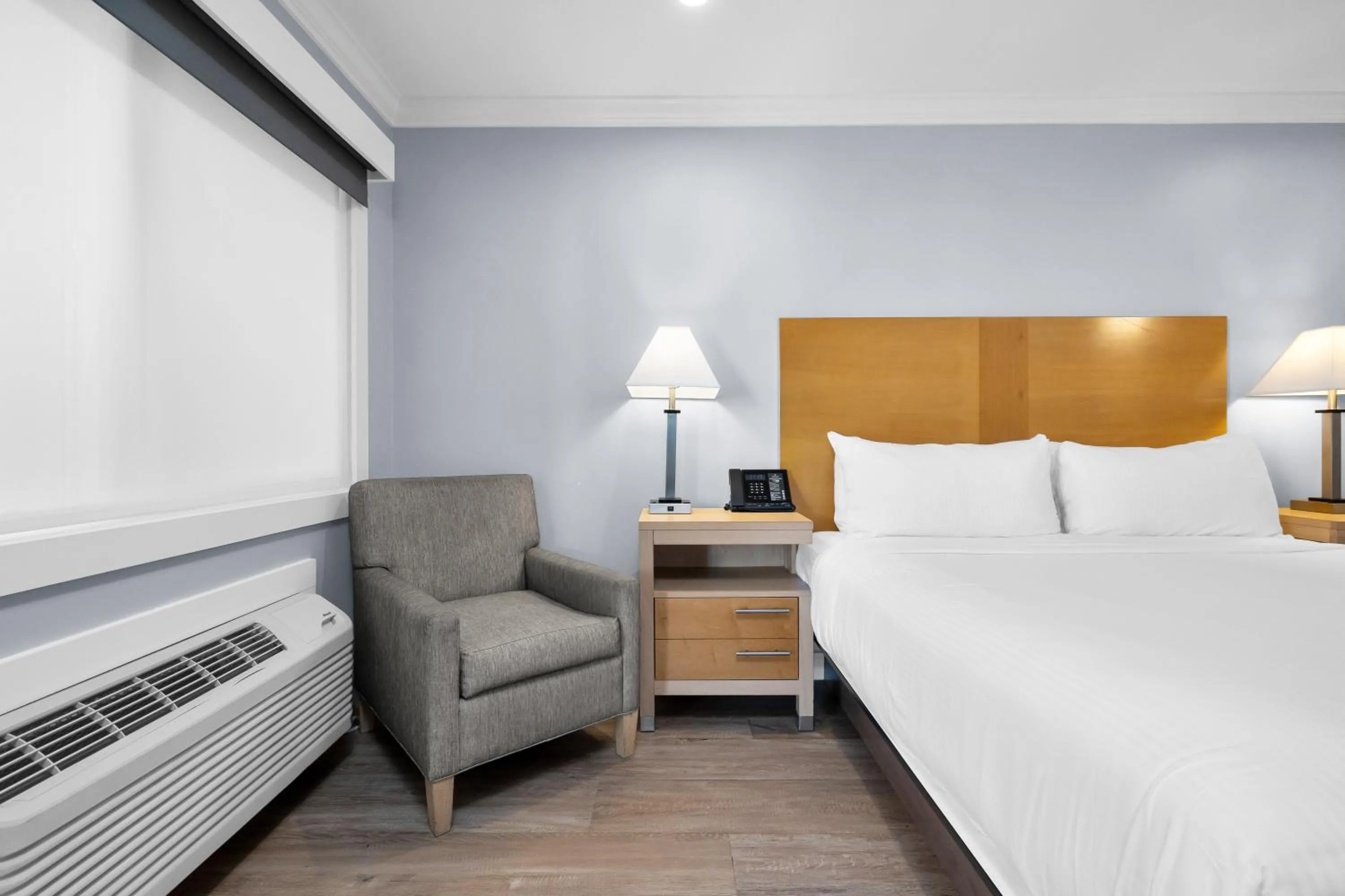 Photo of the whole room, Bed in The Millwood