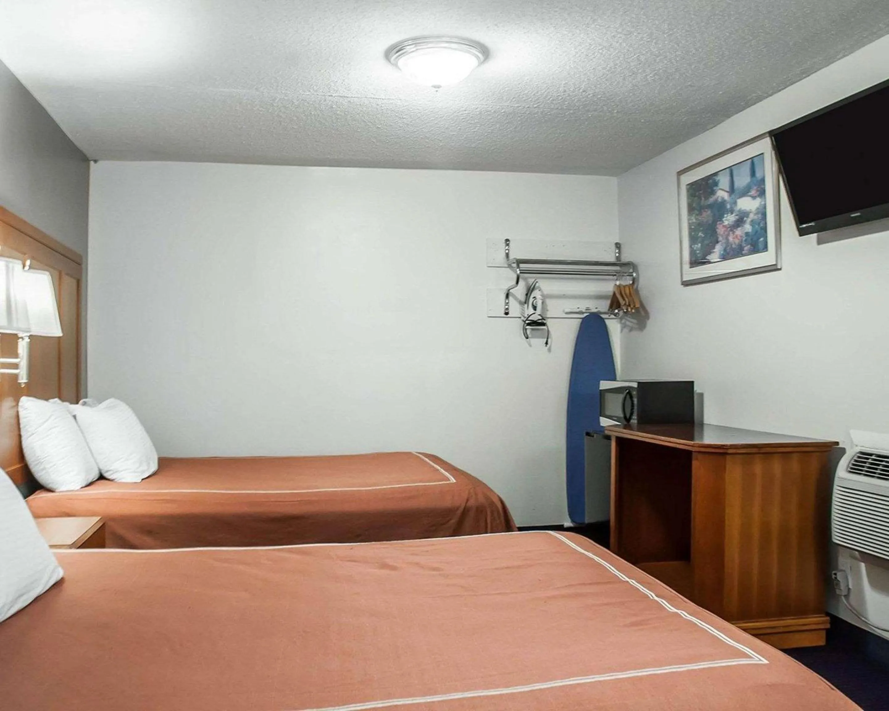Photo of the whole room in Castle Inn & Suites Niagara Falls