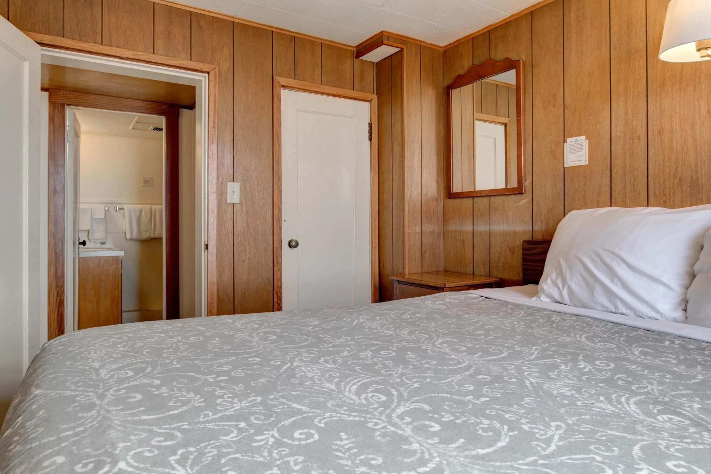 Photo of the whole room, Bed in Ester Lee Oceanview Inn