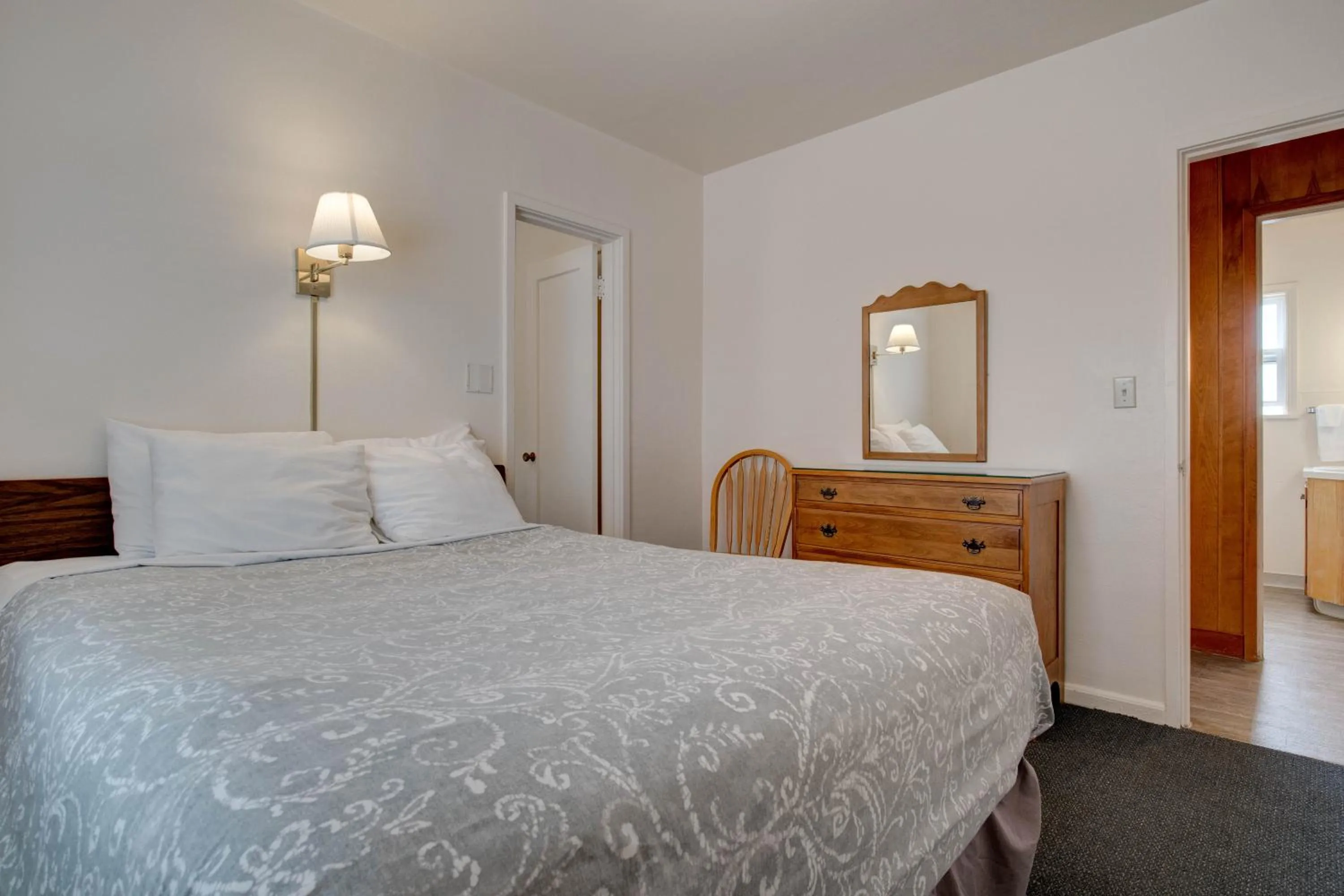 Bed in Ester Lee Oceanview Inn