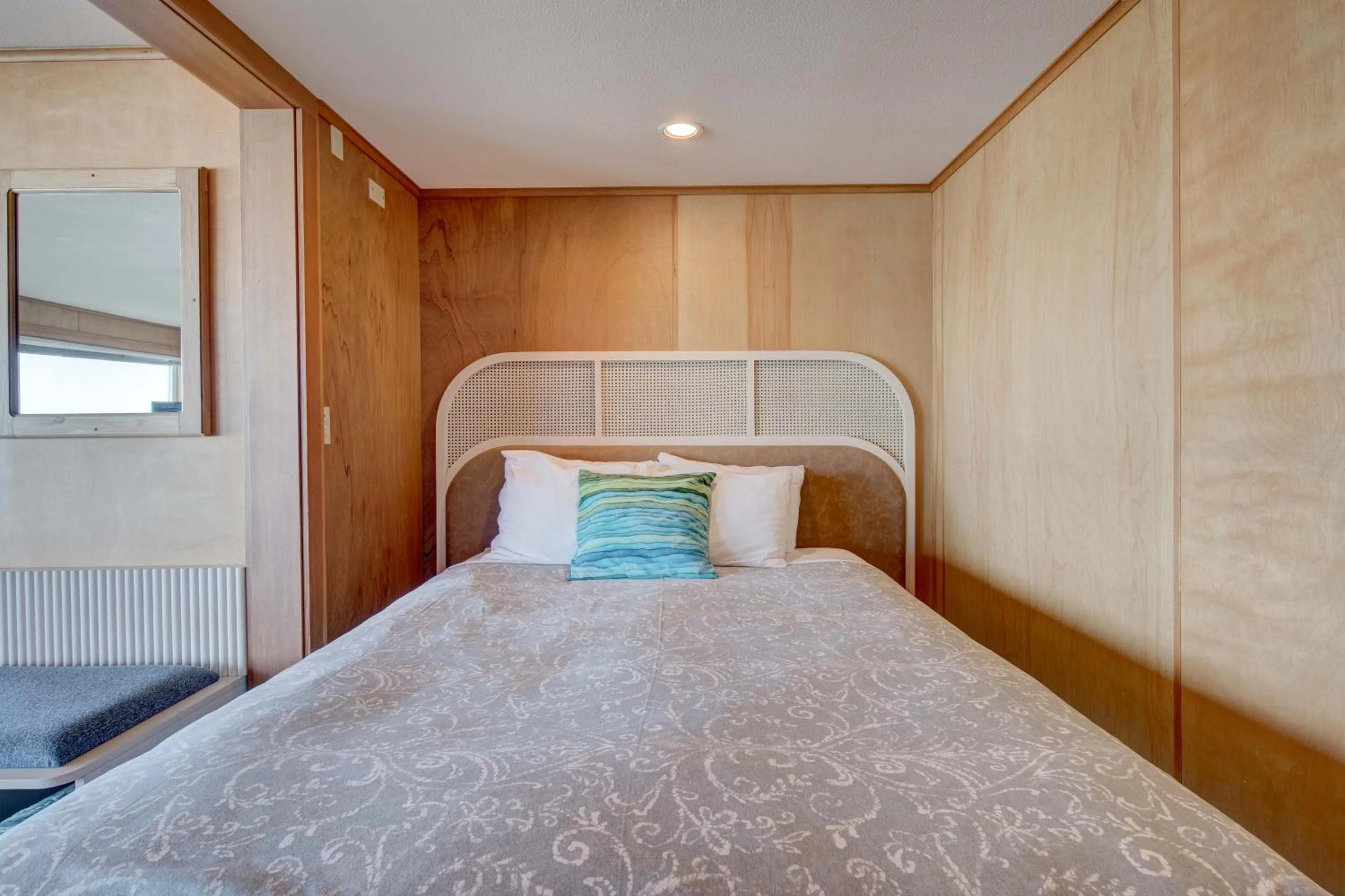 Bedroom, Bed in Ester Lee Oceanview Inn