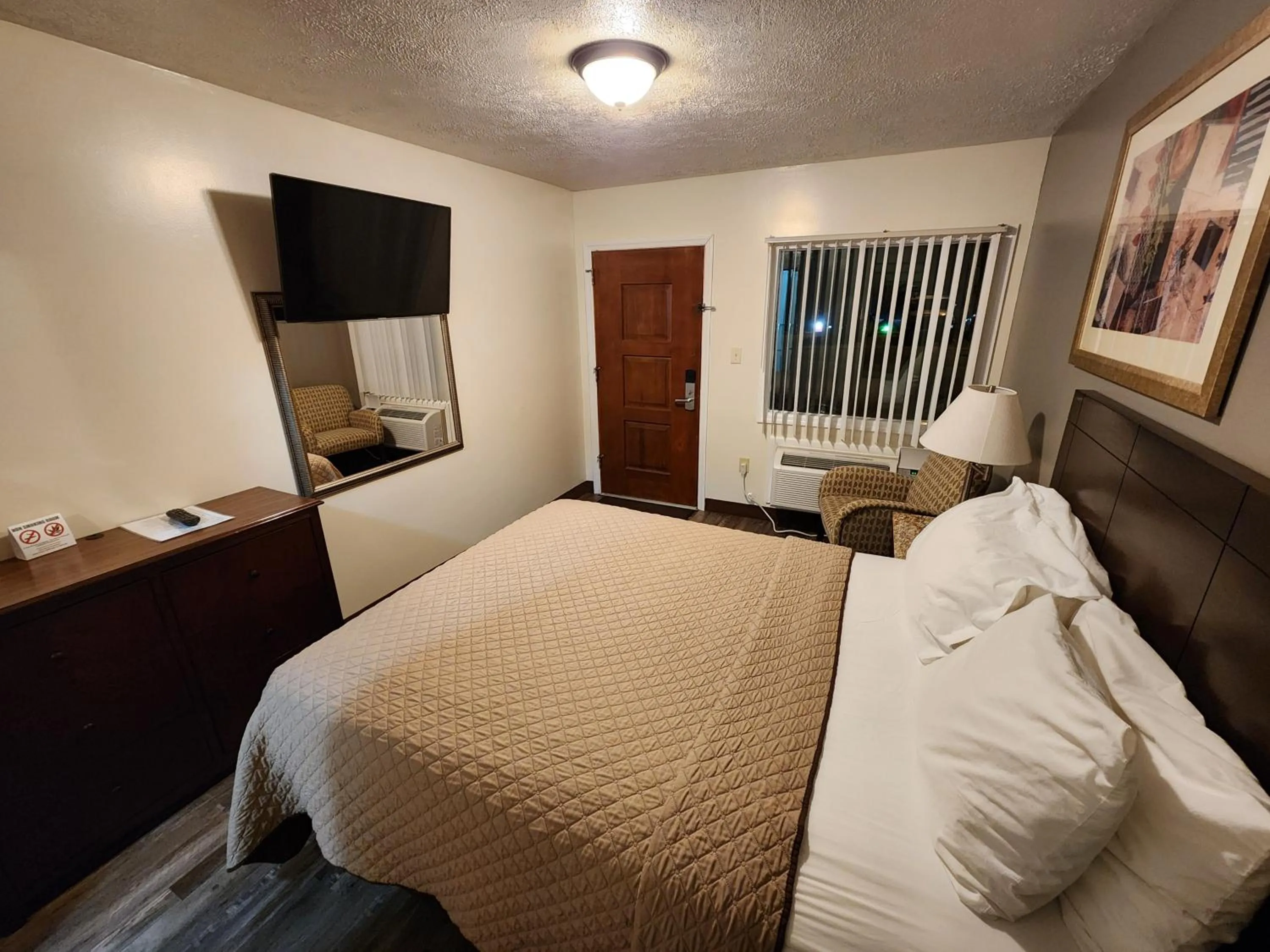 Photo of the whole room, Bed in Jefferson Hills Motel