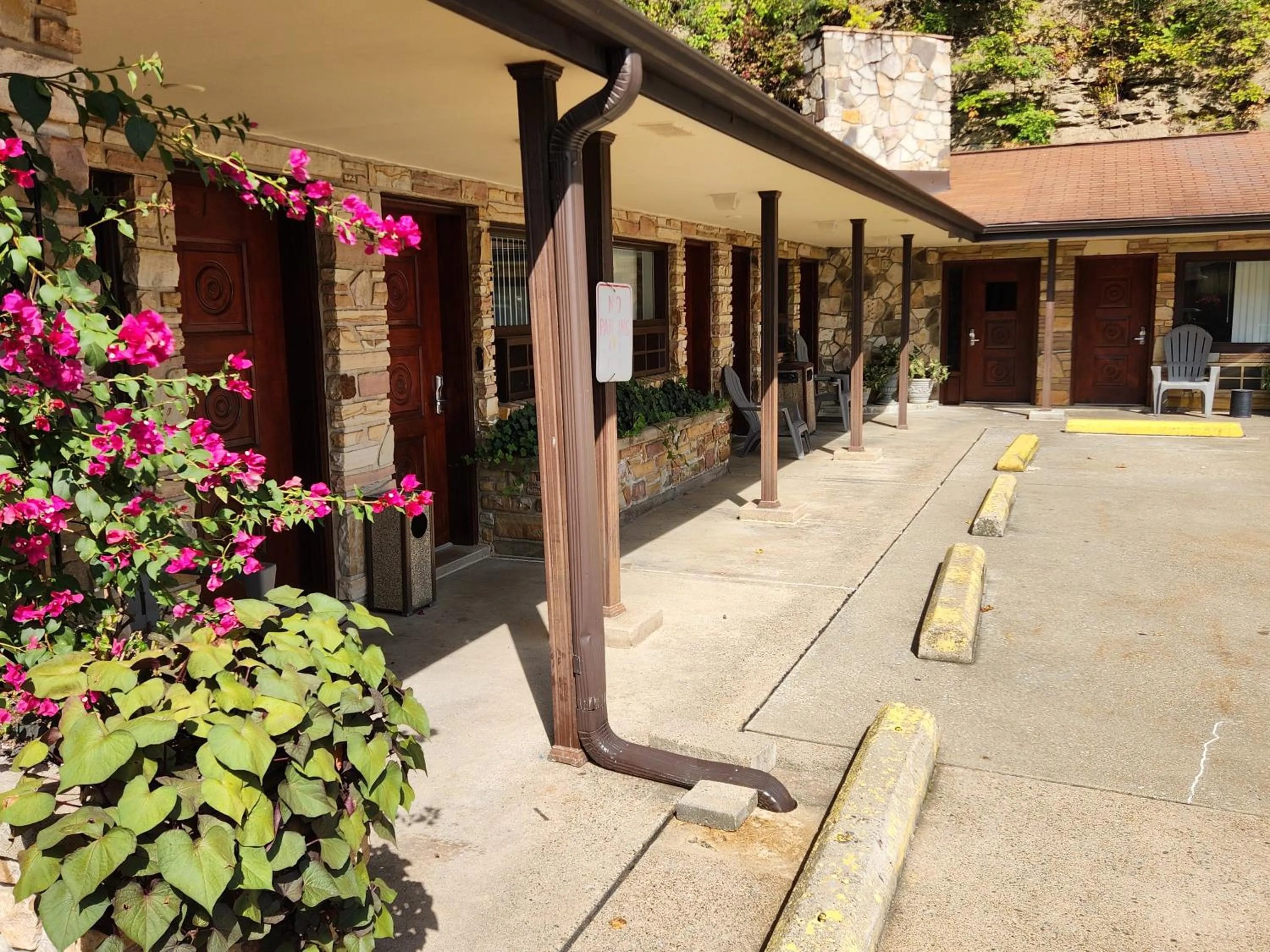 Property building in Jefferson Hills Motel