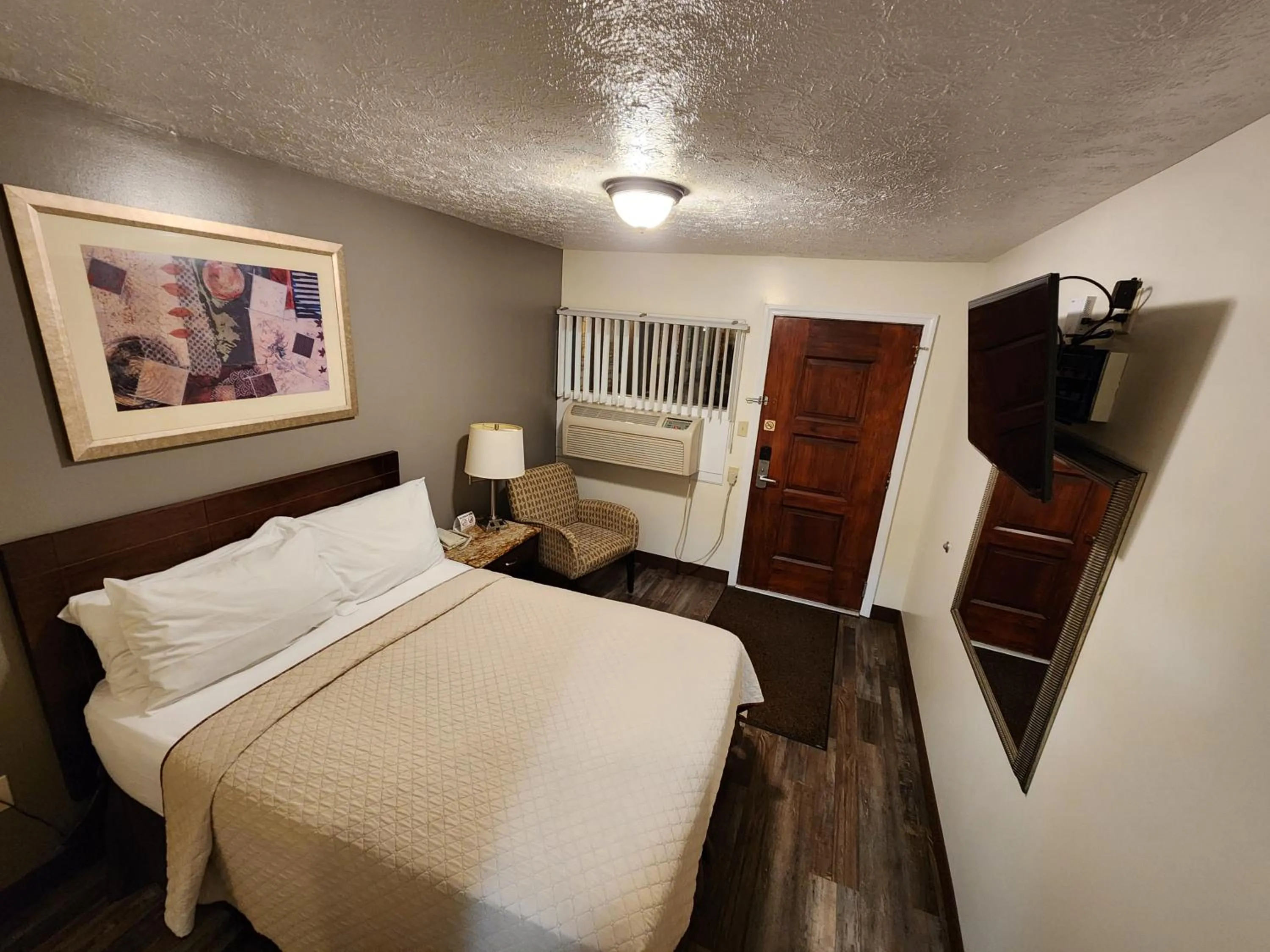 Photo of the whole room, Bed in Jefferson Hills Motel
