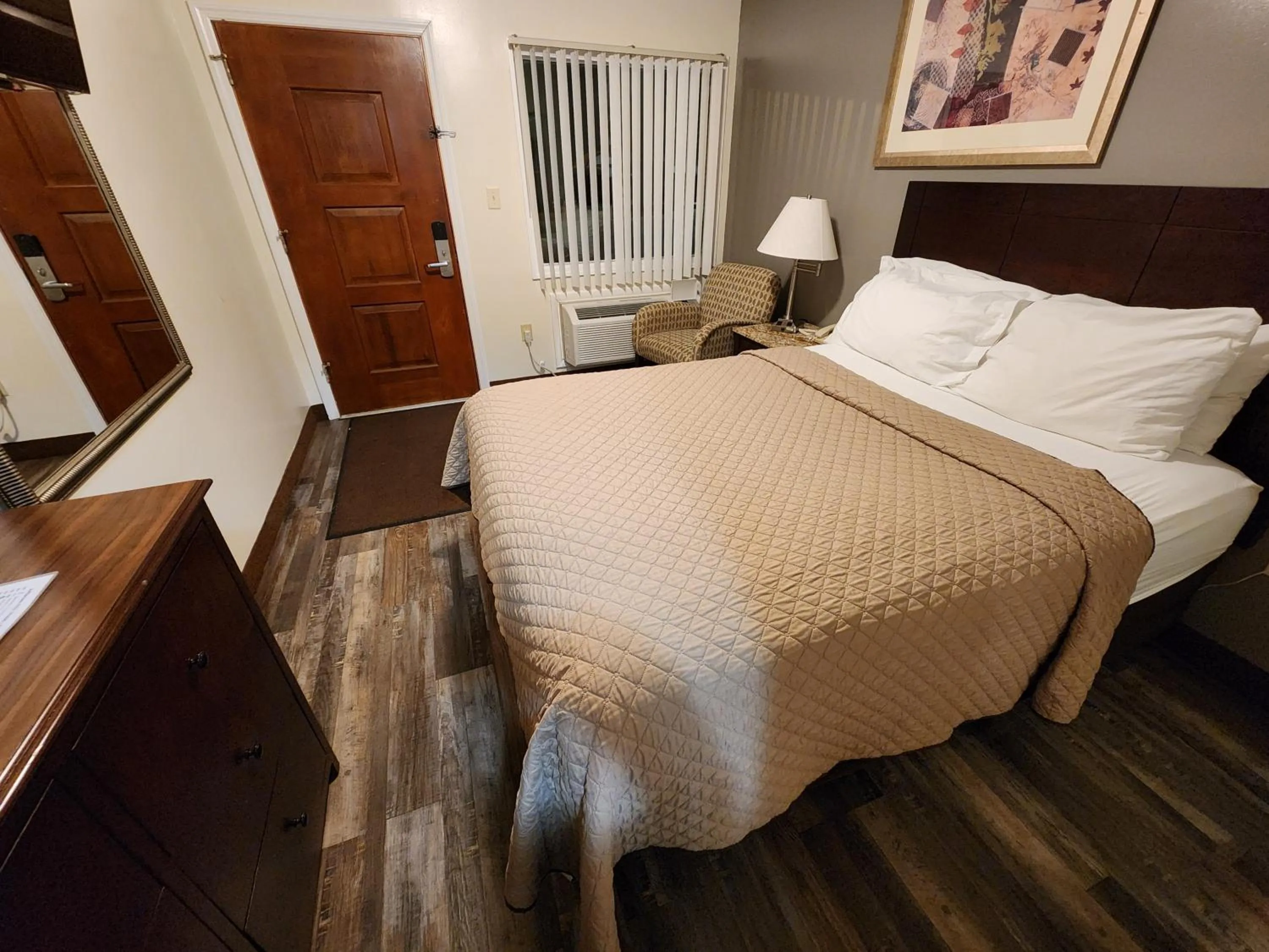 Bed in Jefferson Hills Motel