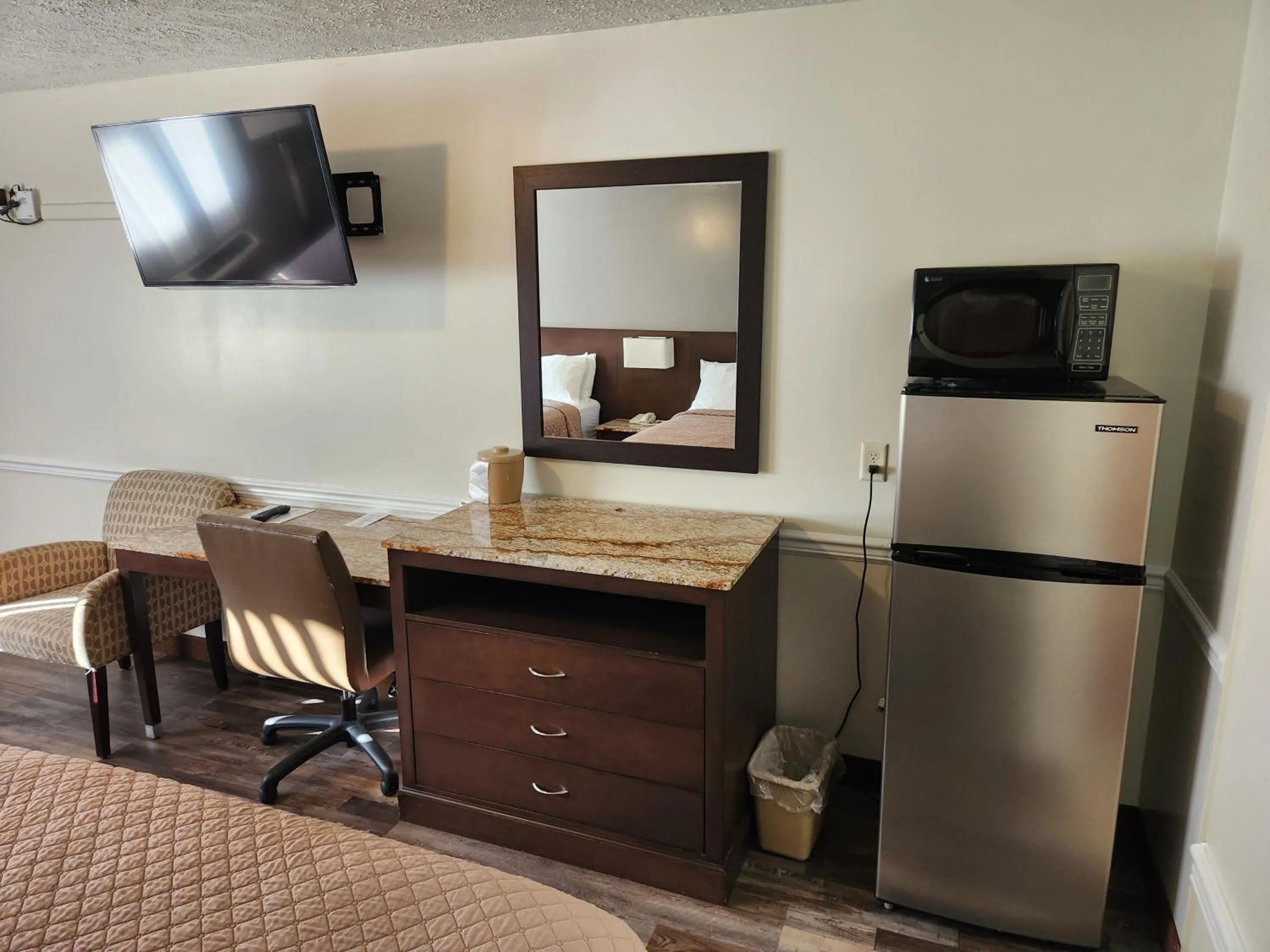 microwave in Jefferson Hills Motel